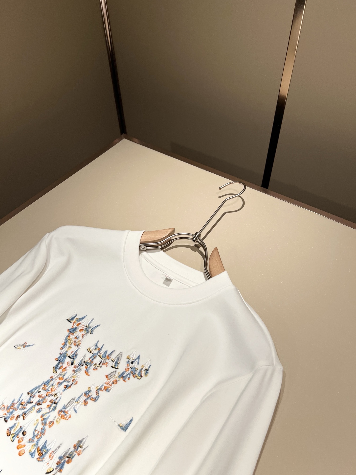 LouisVuitt*路易*登 2025秋冬新款男士长袖打底衫，非常时髦胸前logo刺绣修饰！区别于以往