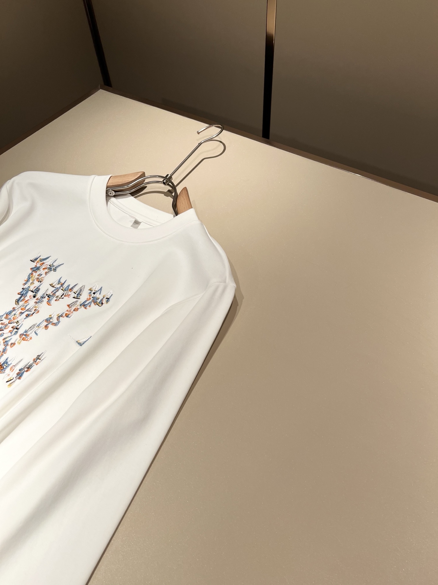 LouisVuitt*路易*登 2025秋冬新款男士长袖打底衫，非常时髦胸前logo刺绣修饰！区别于以往