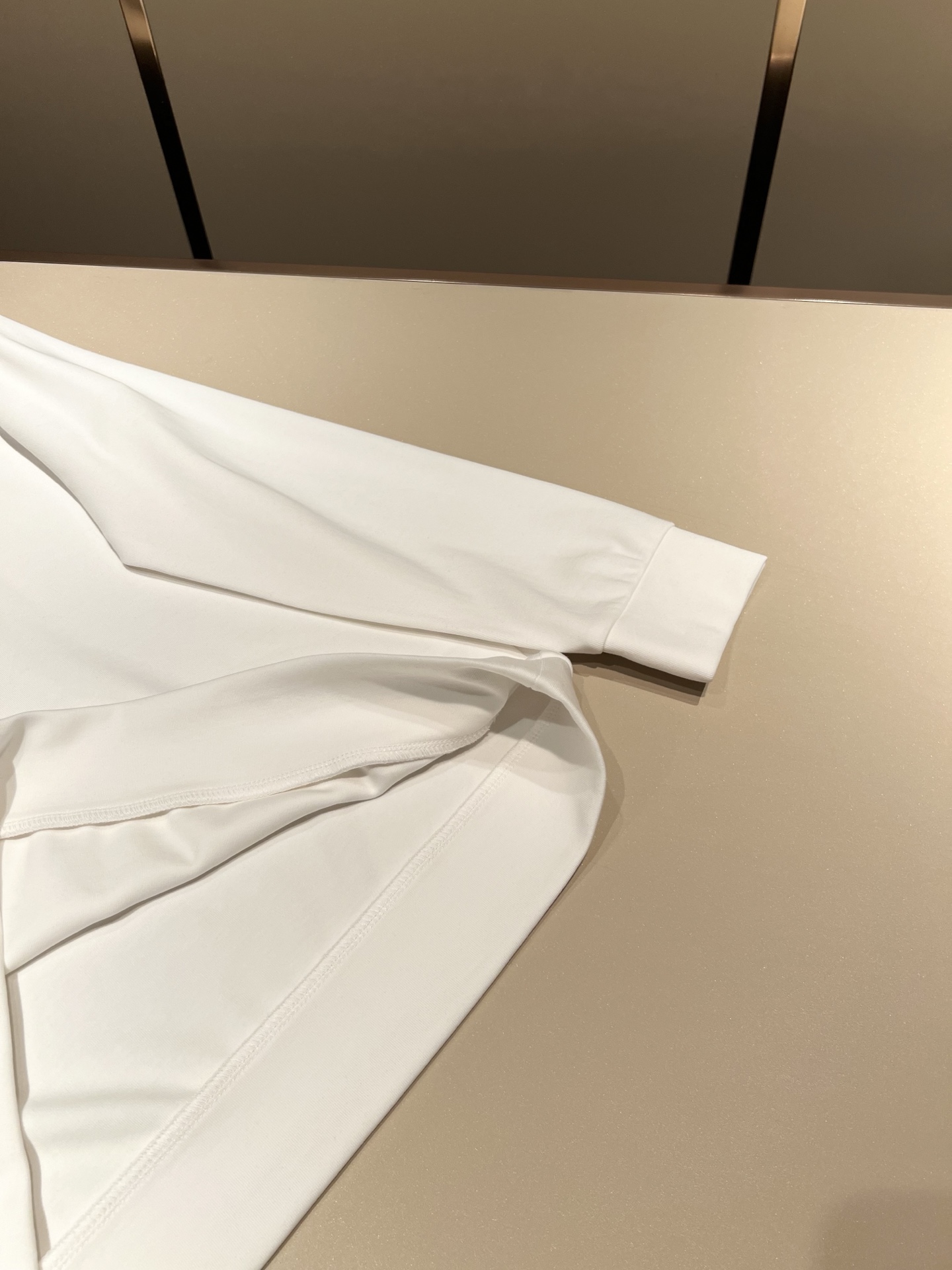 LouisVuitt*路易*登 2025秋冬新款男士长袖打底衫，非常时髦胸前logo刺绣修饰！区别于以往