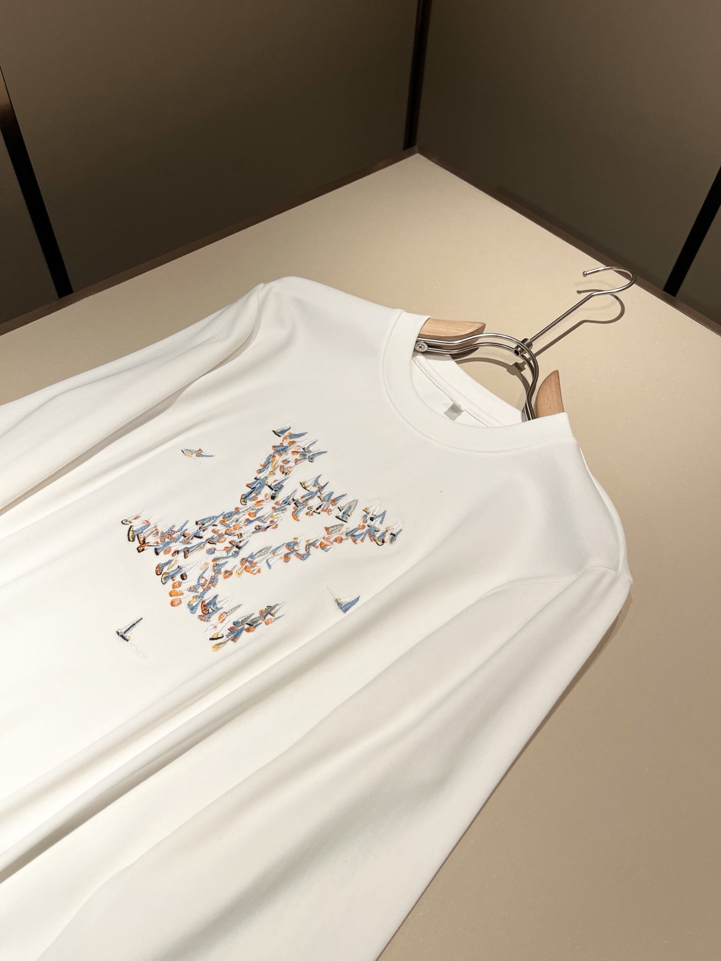 LouisVuitt*路易*登 2025秋冬新款男士长袖打底衫，非常时髦胸前logo刺绣修饰！区别于以往