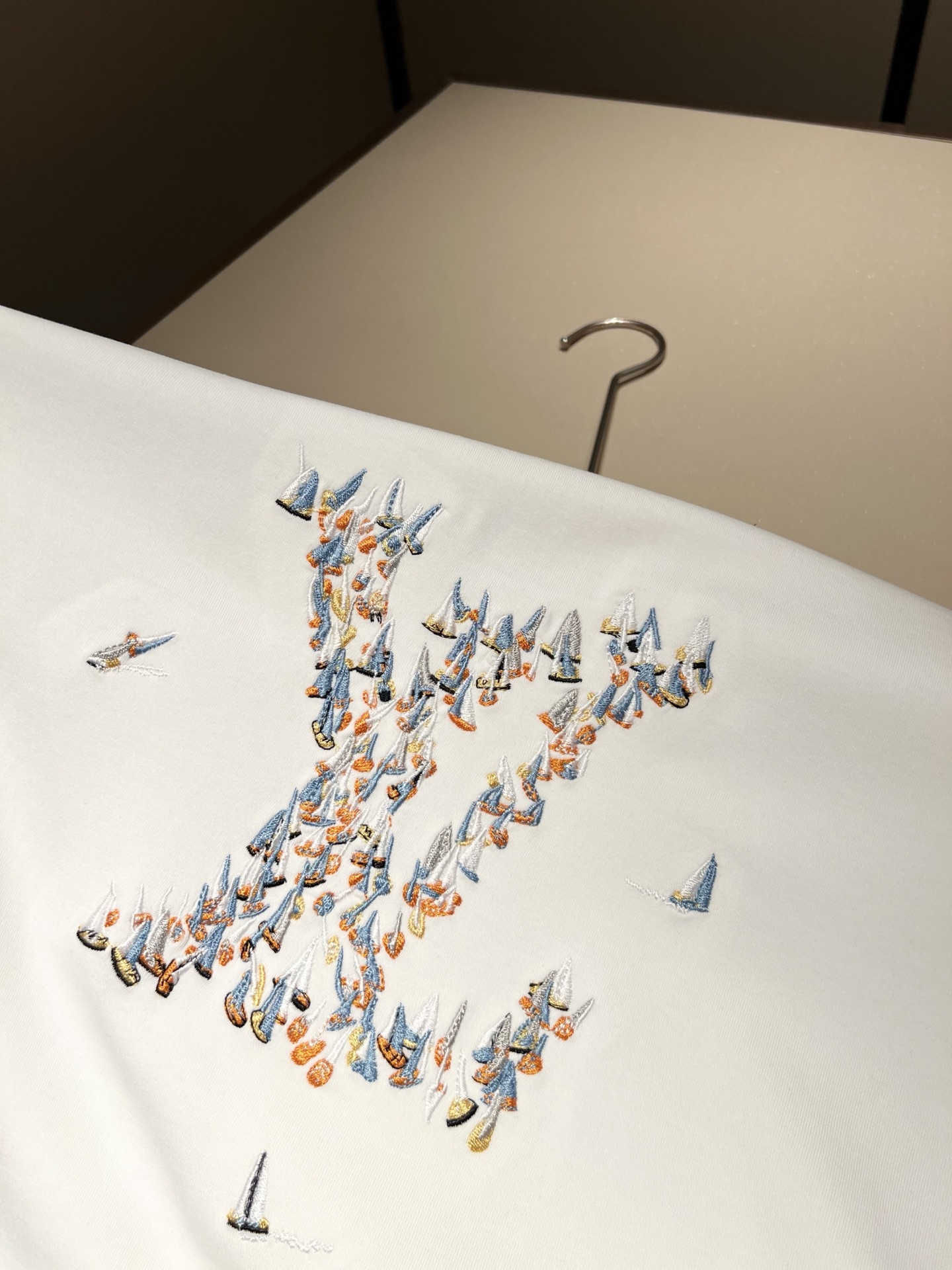 LouisVuitt*路易*登 2025秋冬新款男士长袖打底衫，非常时髦胸前logo刺绣修饰！区别于以往