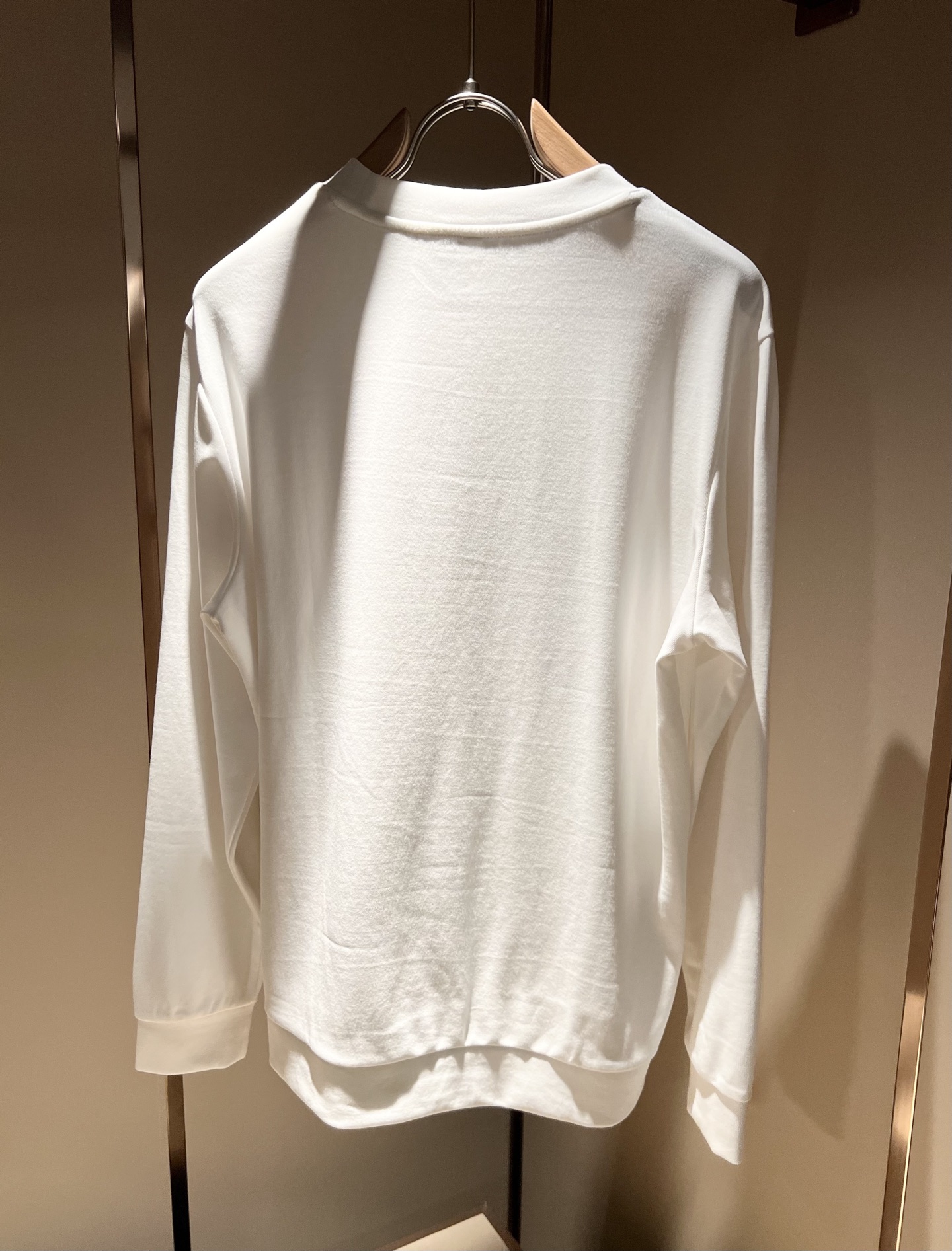 LouisVuitt*路易*登 2025秋冬新款男士长袖打底衫，非常时髦胸前logo刺绣修饰！区别于以往