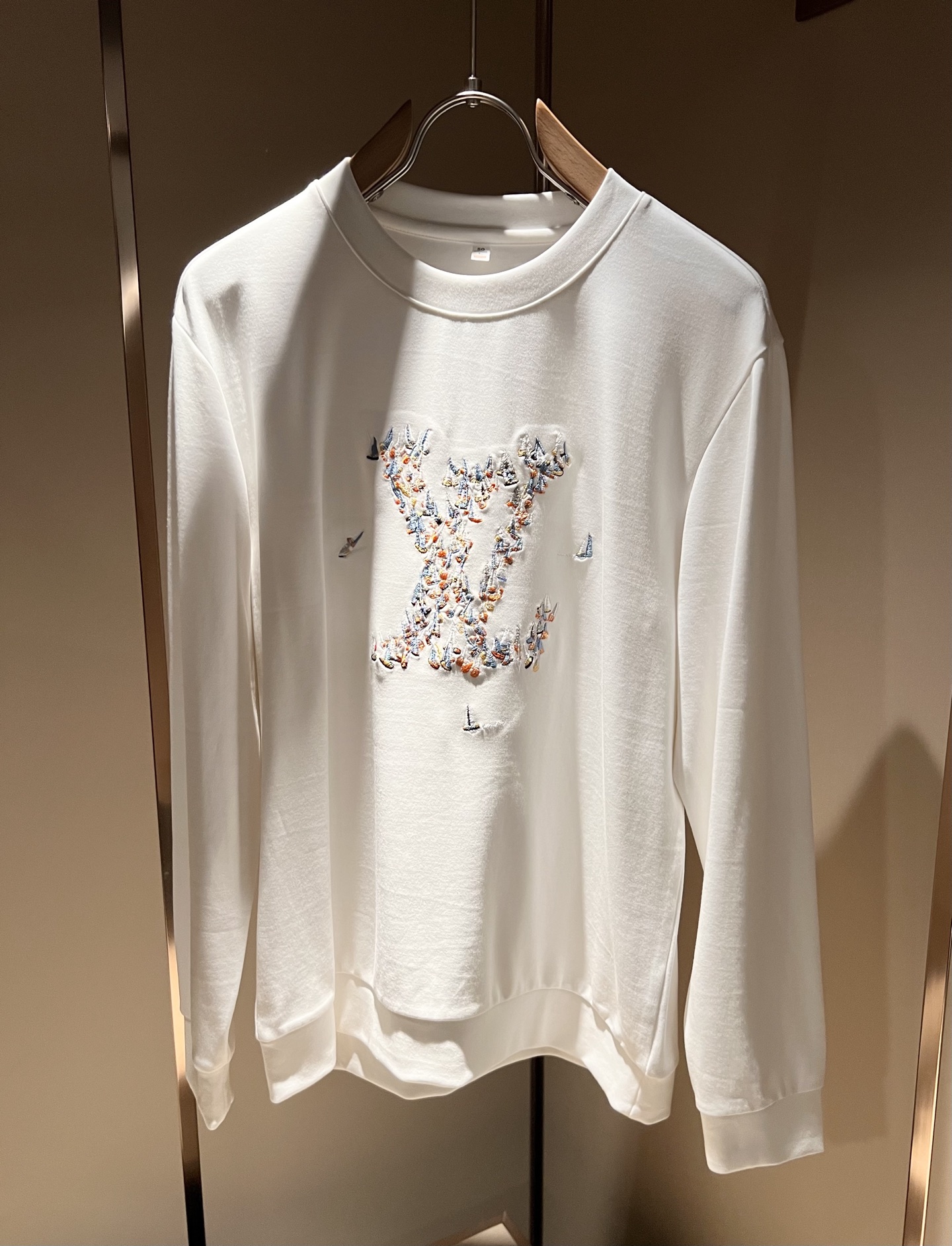 LouisVuitt*路易*登 2025秋冬新款男士长袖打底衫，非常时髦胸前logo刺绣修饰！区别于以往