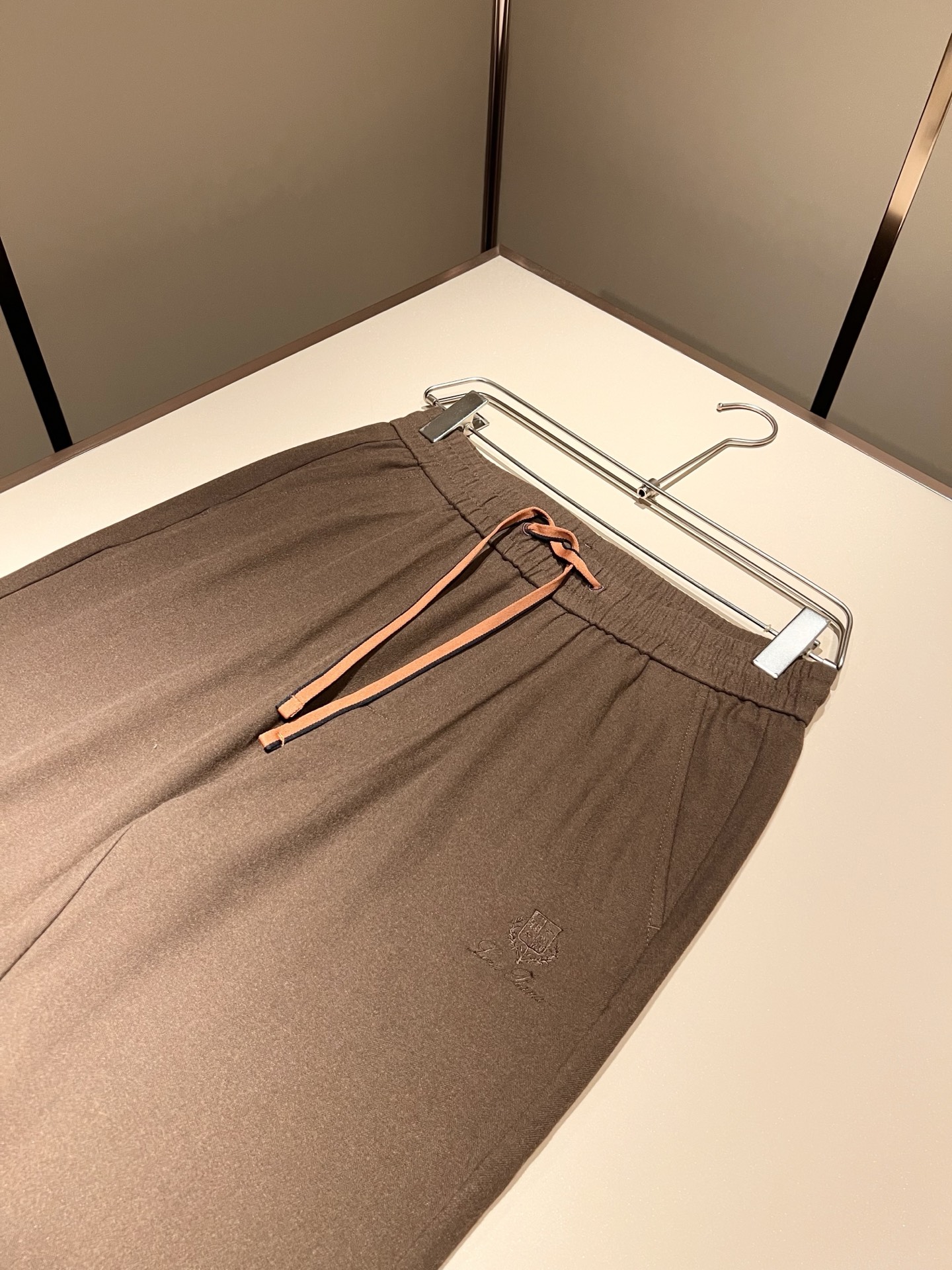 Loro Piana诺悠翩雅 2025秋冬新品男士休闲裤，最新的贸易订单全品相！！网红款！上身舒适透气，