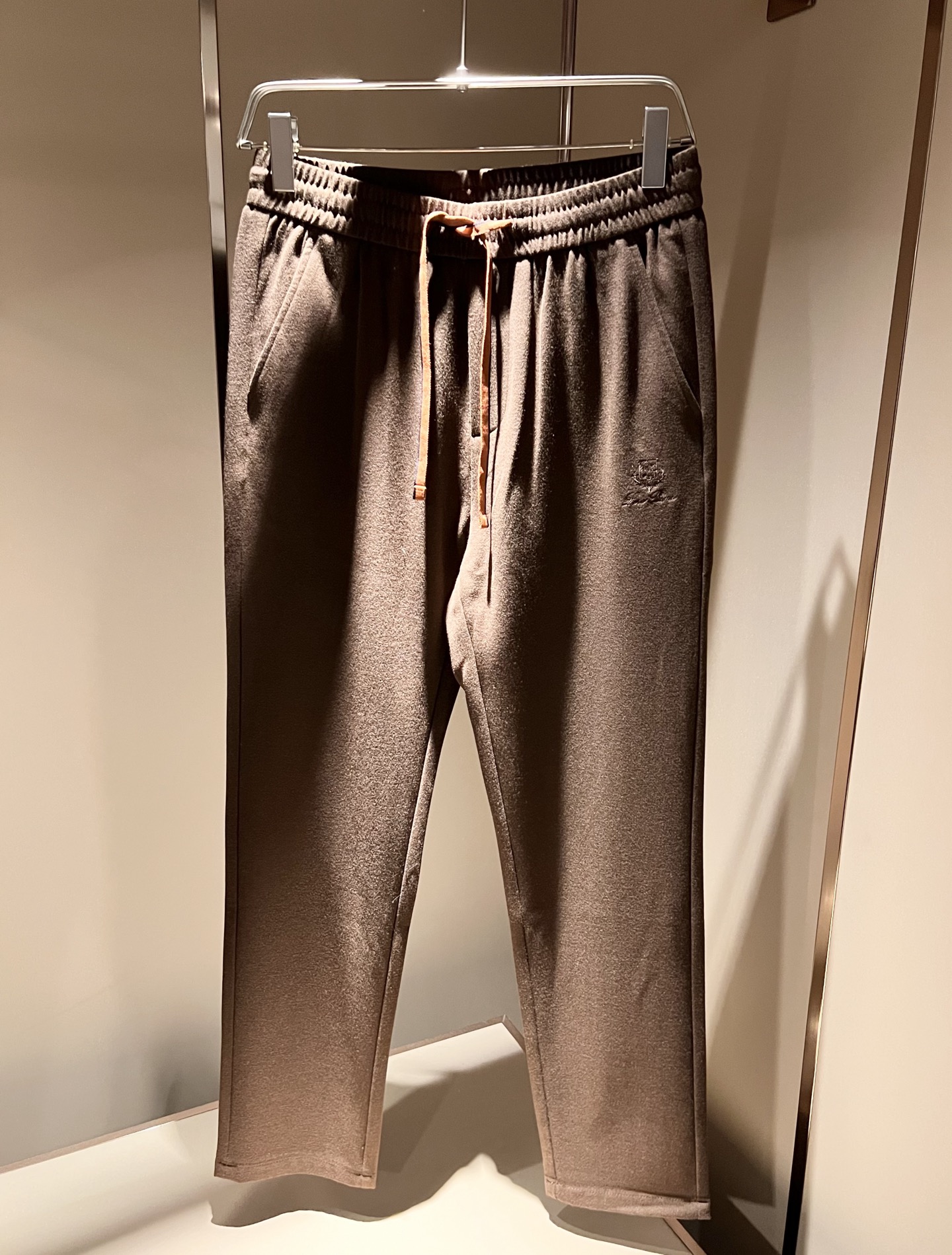 Loro Piana诺悠翩雅 2025秋冬新品男士休闲裤，最新的贸易订单全品相！！网红款！上身舒适透气，