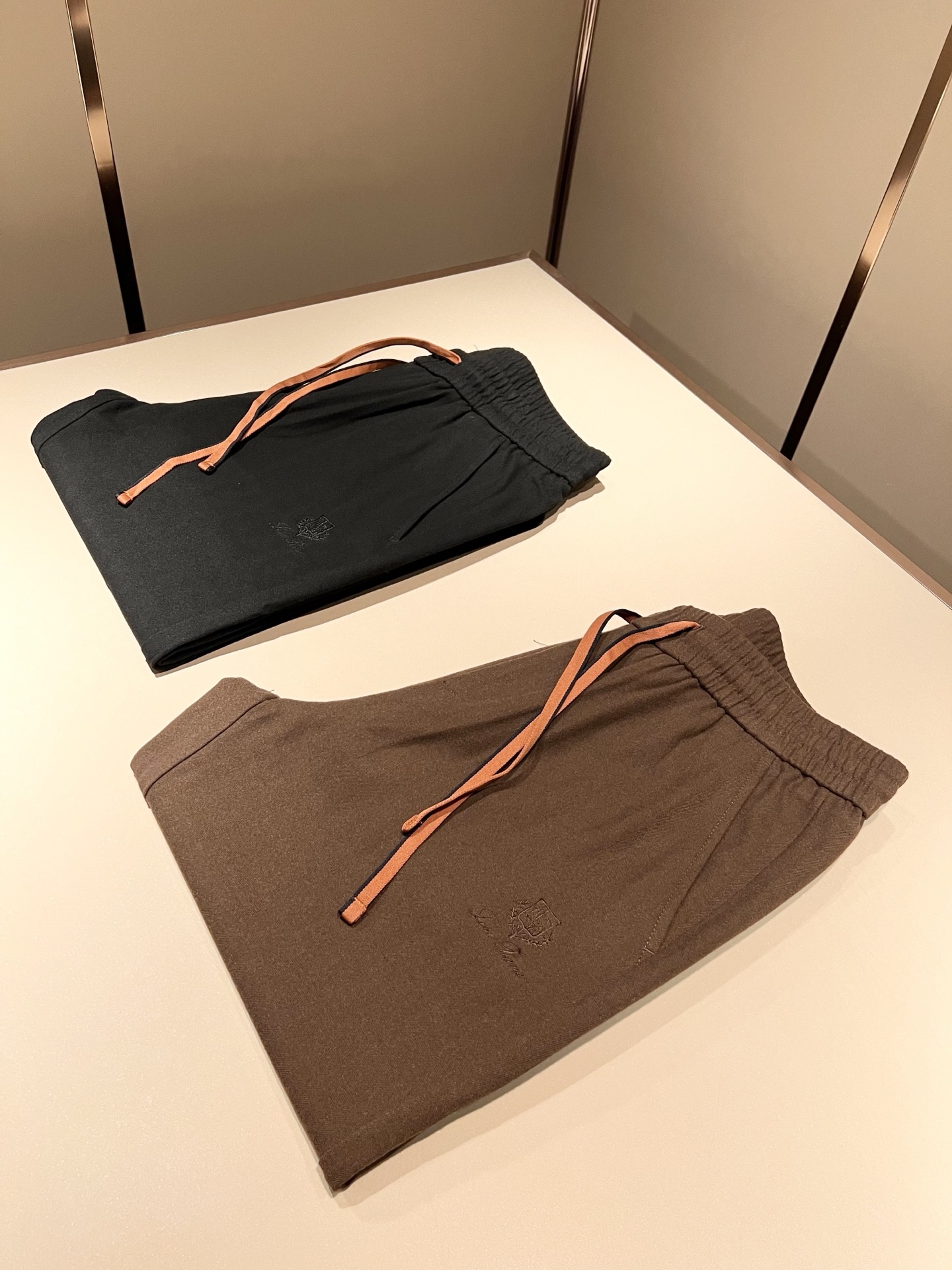 Loro Piana诺悠翩雅 2025秋冬新品男士休闲裤，最新的贸易订单全品相！！网红款！上身舒适透气，