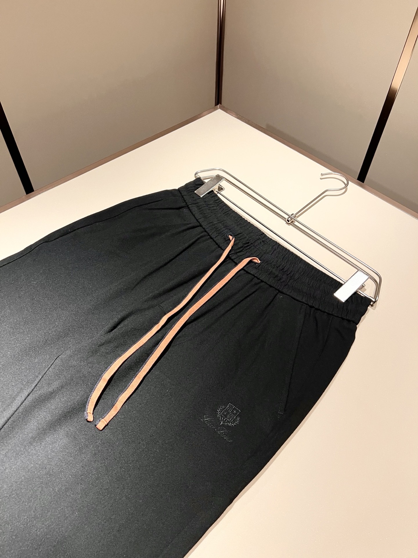 Loro Piana诺悠翩雅 2025秋冬新品男士休闲裤，最新的贸易订单全品相！！网红款！上身舒适透气，