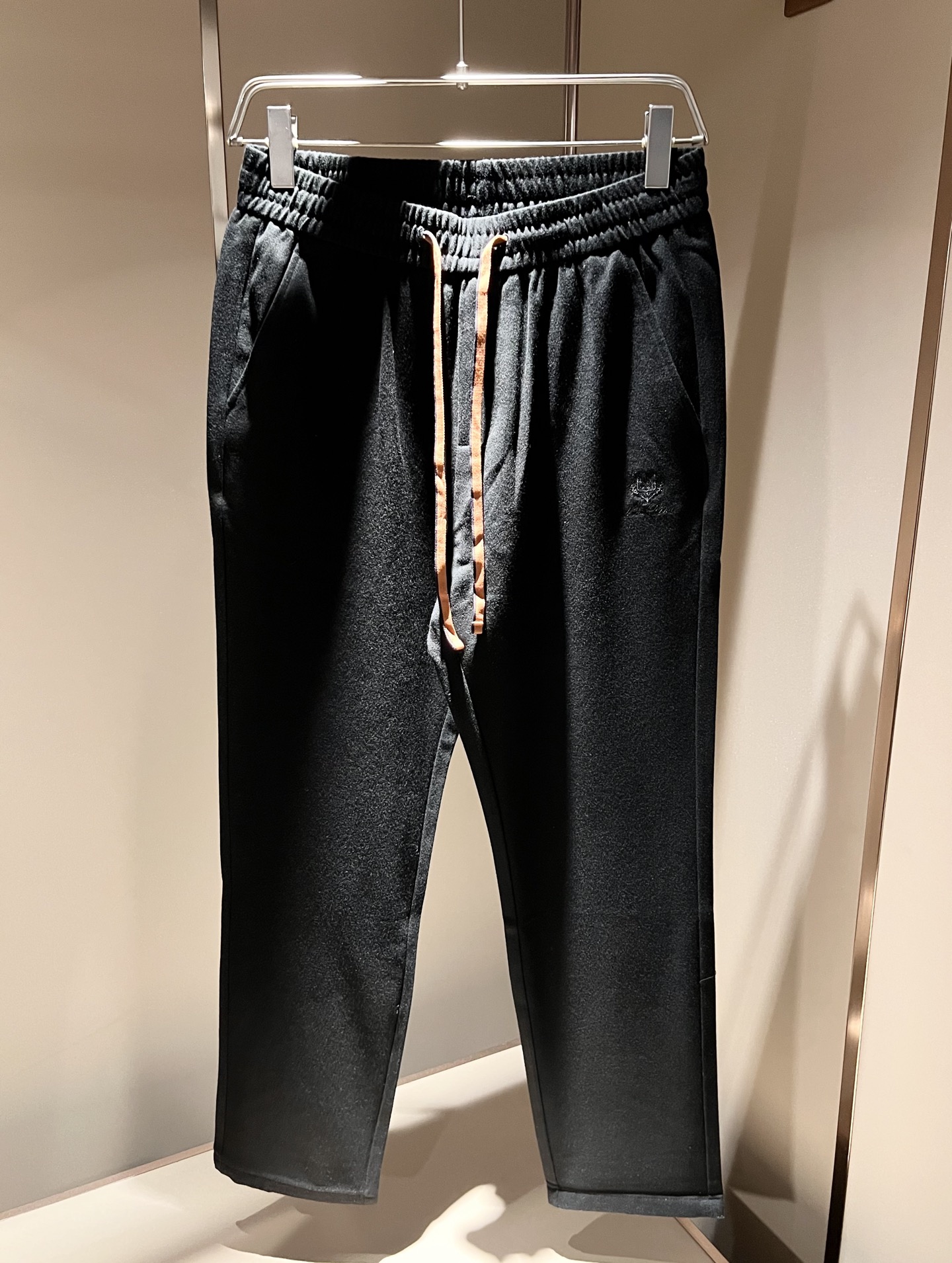 Loro Piana诺悠翩雅 2025秋冬新品男士休闲裤，最新的贸易订单全品相！！网红款！上身舒适透气，