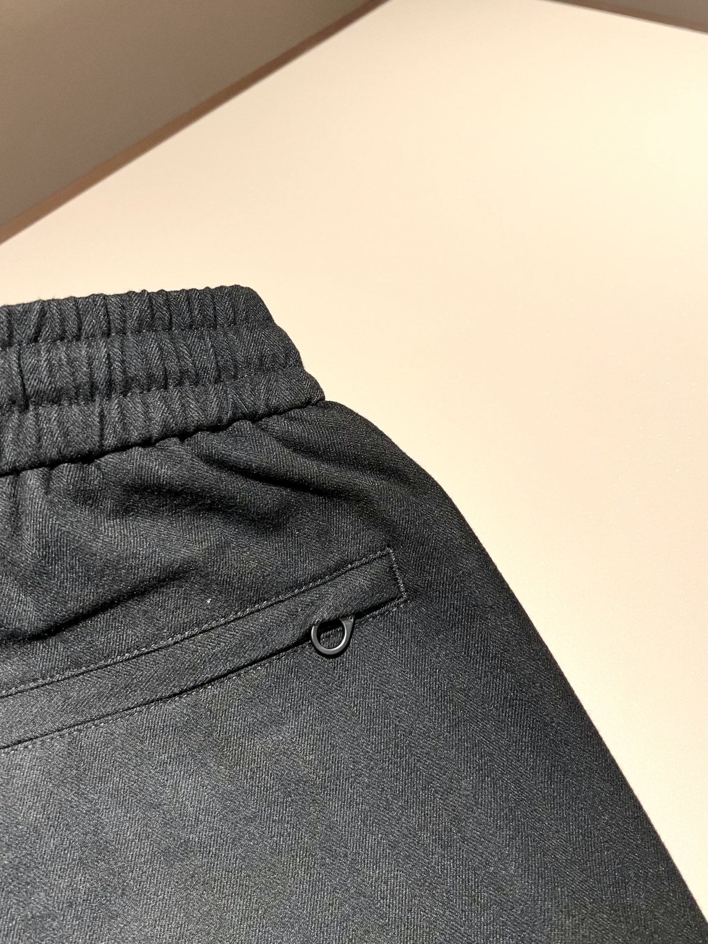 Loro Piana诺悠翩雅 2025秋冬新品男士休闲裤，最新的贸易订单全品相！！网红款！上身舒适透气，