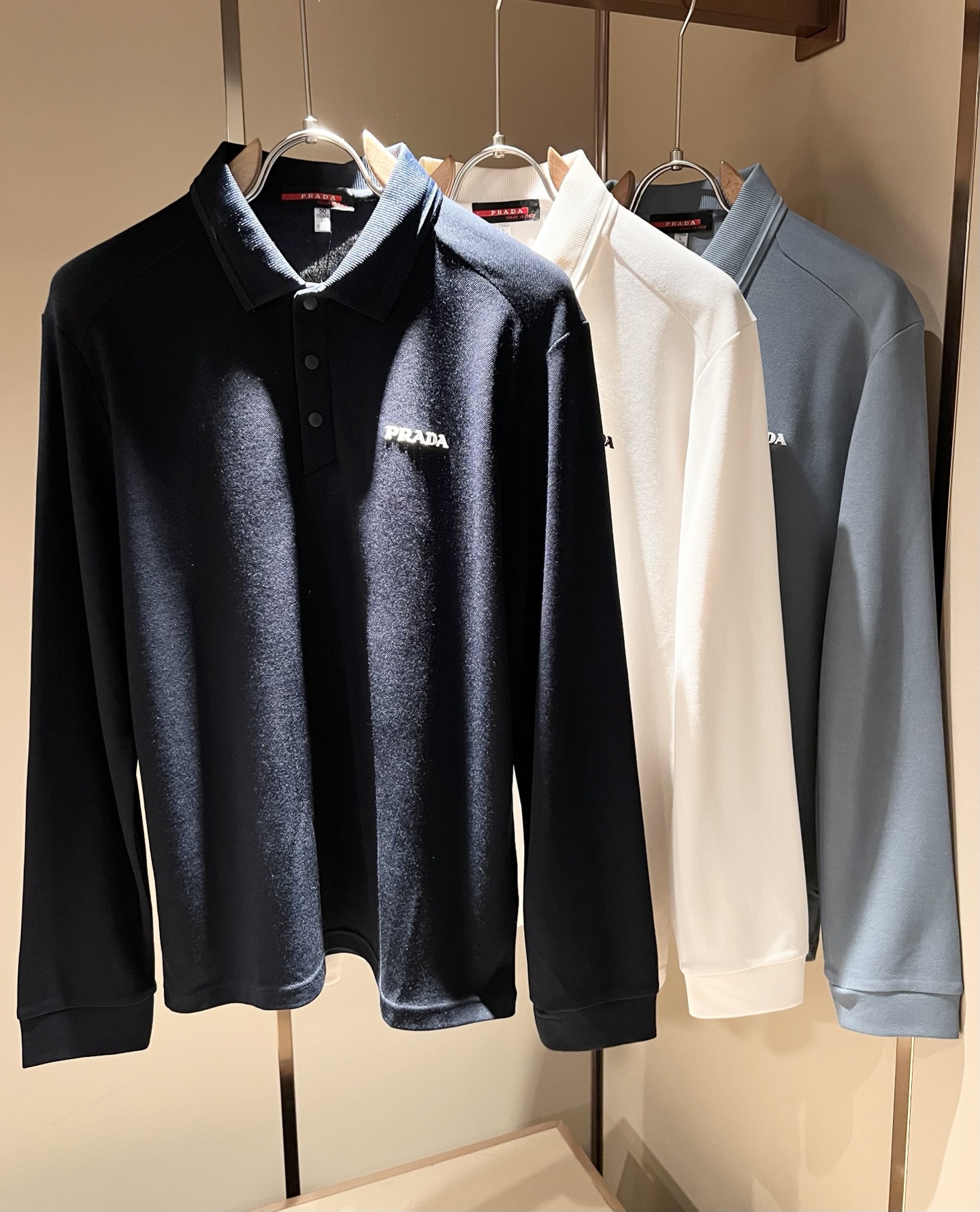 NO:608231,Prad*P*DA 2025 autumn and winter new classic element Polo shirt, classic and elegant style, can be worn for ten years and still popular, you must collect a few pieces, rare and exquisite style, you must collect it!  A piece of good taste!  It is so important that no matter what season it is, it is made of 100% imported top-quality elastic spandex fabric!  Fine weave!  solid!  Recognized as one of the best cottons in the world!  The feel and texture are perfect! The logo is laminated on the chest!  Perfectly enriching everyone’s visual sense!  Make you feel clean and neat!  Fashionable and good-looking!  !  Wearing this short-sleeved shirt from Prada, you will know what the world is worth!  PRADA has always been the quality life pursued by European aristocrats and upper-class people. This simple casual and versatile T-shirt is a personal luxury item with fashionable colors. Luxurious materials and rigorous craftsmanship are the main tools for PRADA fans. The flat and stylish round neck, the version is warm and comfortable, easy to wear and match, with its own accent and handsomeness, it is truly a one-piece that conquers the world!  The brand's design details are very exquisite, and the upper body is light and stylish. You must buy the latest T-shirts every season. In the face of this kind of consumables, it directly saves you the trouble of dressing when going out. There are many letter T-shirts on the market, but this one is rare. The streamlined tailoring and light casual literary temperament give you a perfect look in spring. Anyone who pursues fashion may wish to try it!  Size M-3XL,,prada,prada,T-shirt,tees,t-shirt,alexander wang19860909Prad*普*达 2025秋冬季新款经典元素Polo衫,经典大方的款式,可以穿十年都还是流行的那种,你一定要收藏几件,难得精致极致的款,你一定要收！好品味的一件！重要到哪个季节都绕不开它百分百进口顶级弹力氨纶面料！织法精细！结实！世界公认最好的棉之一！手感质感都极完美! 胸口logo压胶设计！完美的丰富大家的视觉感！让你感觉干净利落！时尚又好看！！穿上普拉达的这款短袖,才知道什么是人间太值得！PRADA一直都是欧洲贵族和上流社会雅士追求的品质生活这款简易休闲百搭T恤更是穿出个人奢侈的单品色彩时尚 奢侈的材质和严谨的工艺是PRADA圈粉的主要利器平整有型的圆领,版型温暖舒适好穿又好搭,自带腔调和帅气,真正的一款打天下！品牌的设计细节十分考究,上身轻便有型,每季都要入手最新的T恤,面对这种消耗品,直接省了你出门穿搭的烦恼,市面上的字母T恤有很多,但这款还很难得一见了,信手拈来的流线剪裁,淡淡的休闲文艺气质,给足春日的排面,每个对时髦度有追求的你,都不妨上身一试！尺码M-3XL,,prada,prada,T-shirt,tees，t-shirt,alexander wang,Men's clothing