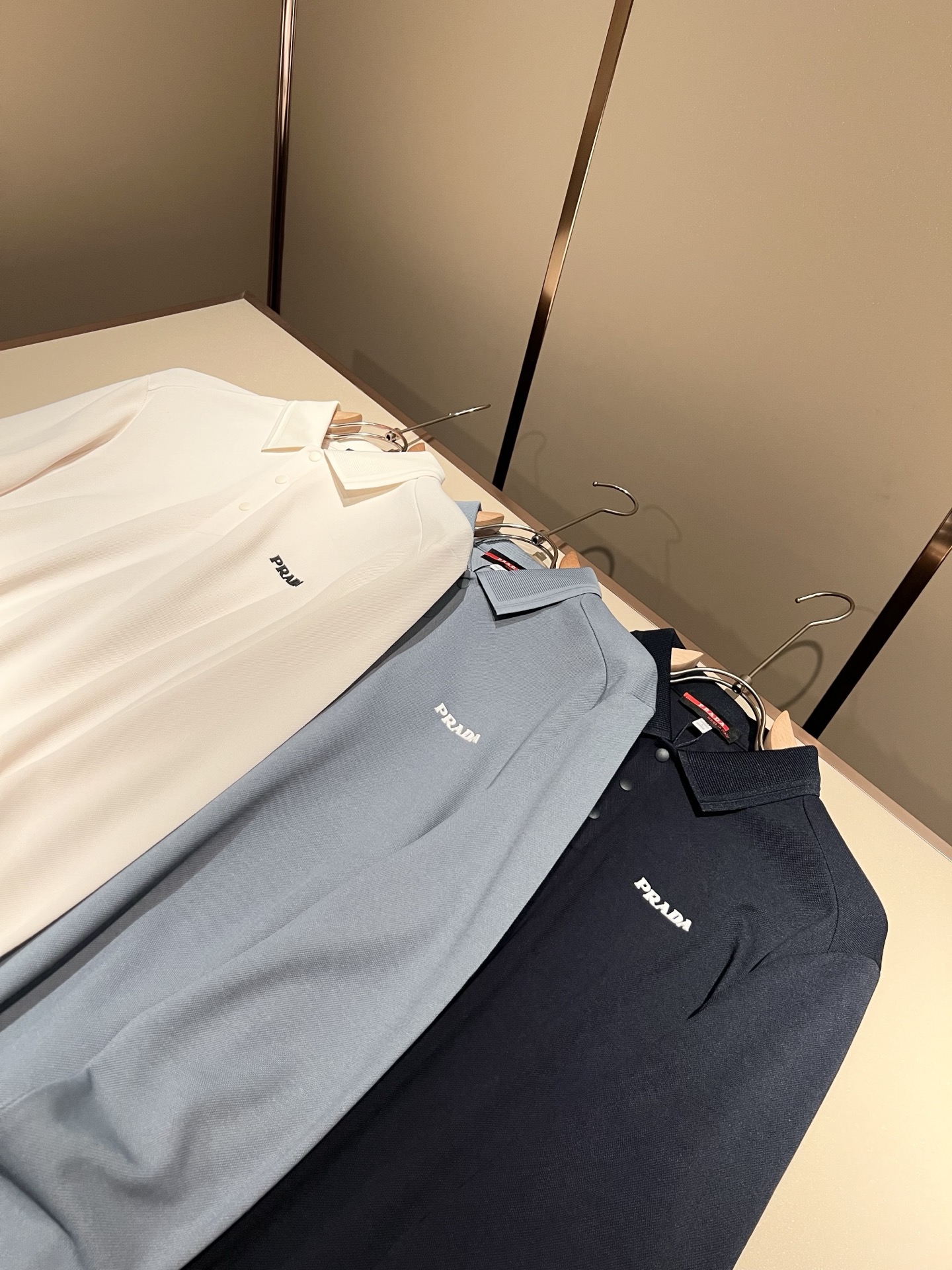 Prad*普*达 2025秋冬季新款经典元素Polo衫，经典大方的款式，可以穿十年都还是流行的那种，你一