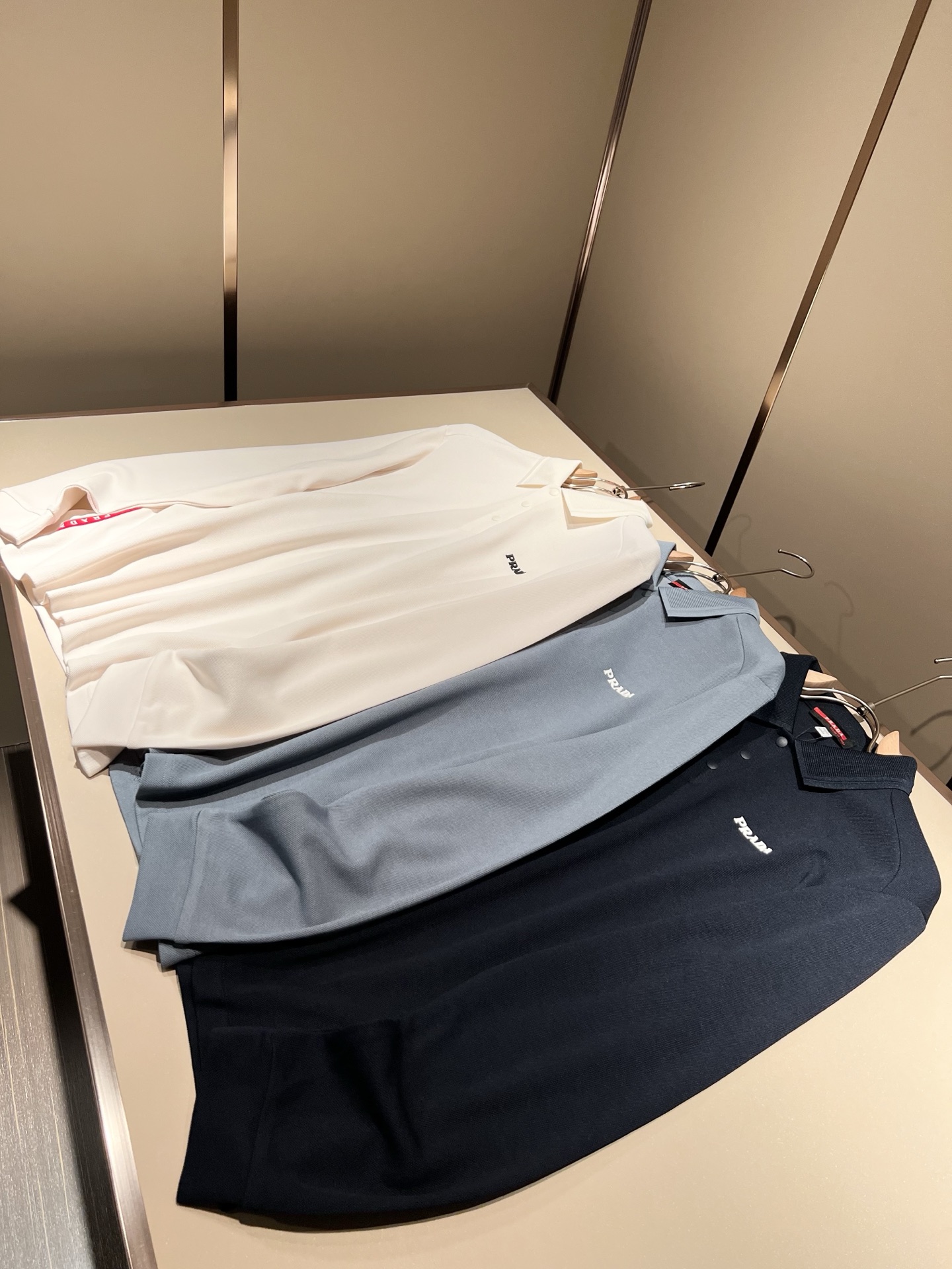 Prad*普*达 2025秋冬季新款经典元素Polo衫，经典大方的款式，可以穿十年都还是流行的那种，你一