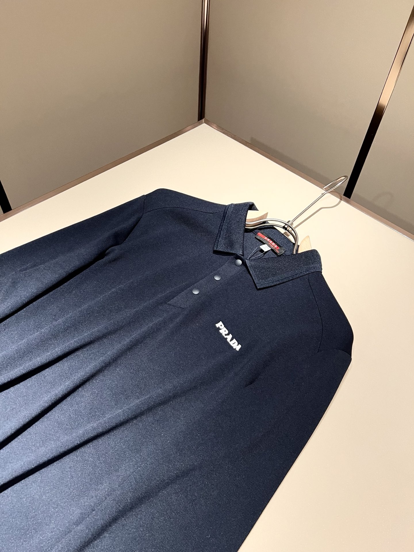 Prad*普*达 2025秋冬季新款经典元素Polo衫，经典大方的款式，可以穿十年都还是流行的那种，你一