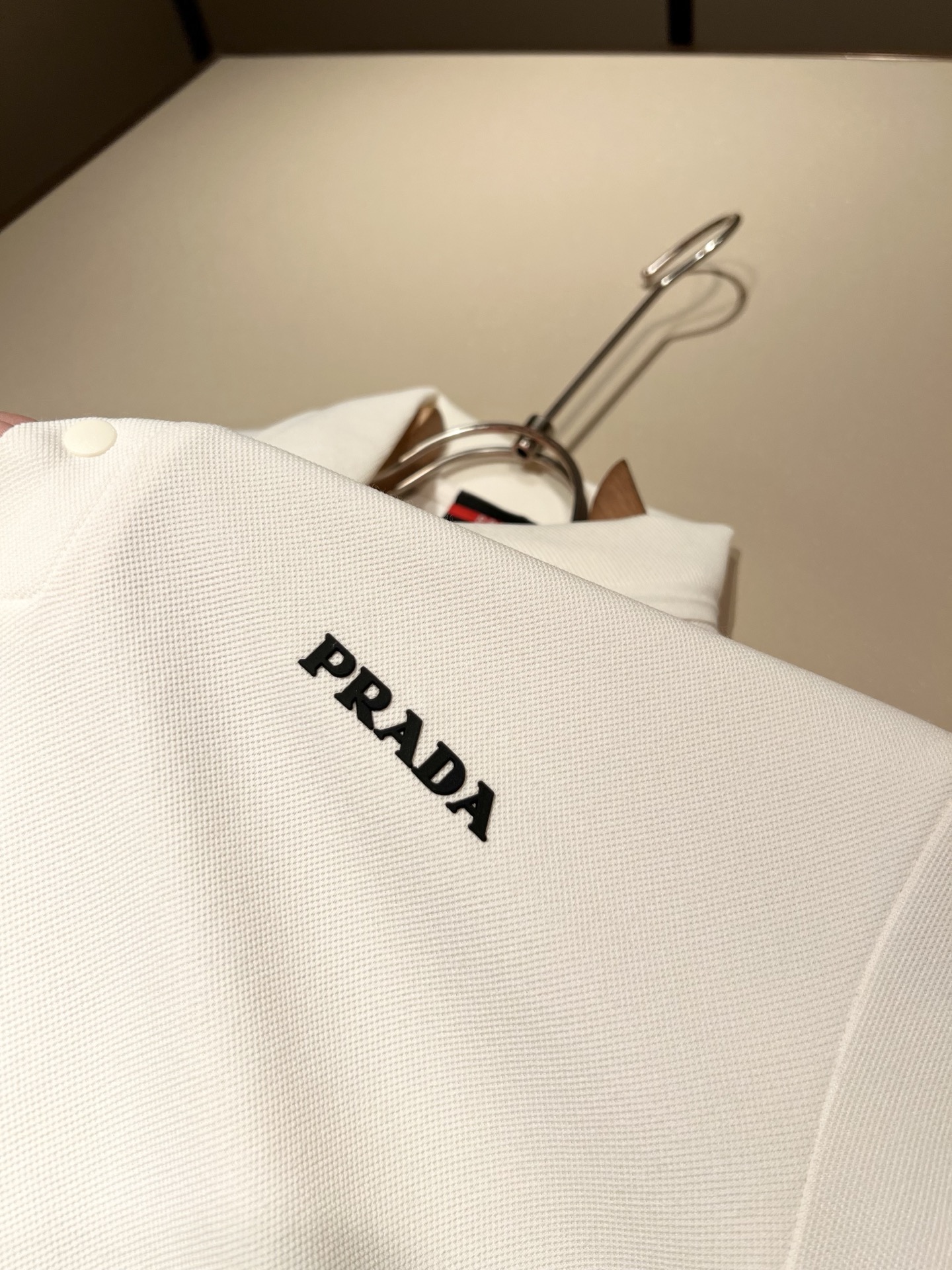 Prad*普*达 2025秋冬季新款经典元素Polo衫，经典大方的款式，可以穿十年都还是流行的那种，你一