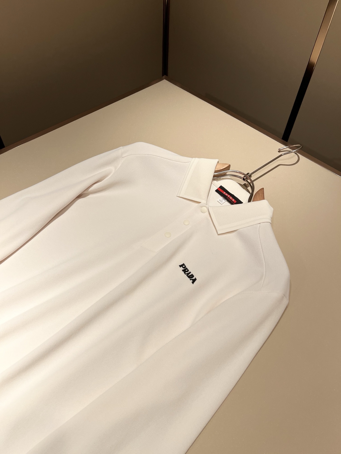 Prad*普*达 2025秋冬季新款经典元素Polo衫，经典大方的款式，可以穿十年都还是流行的那种，你一