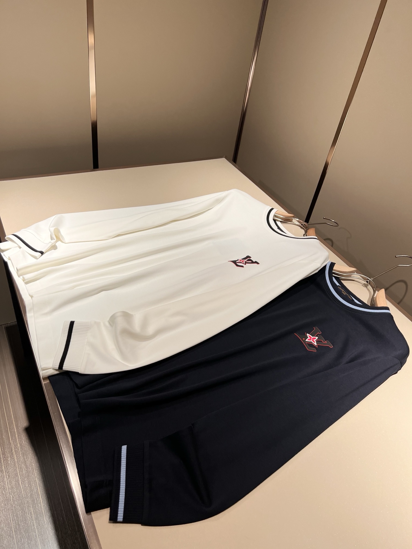 LouisVuitt*路易*登 2025秋冬新款男士长袖打底衫，非常时髦前卫logo徽章修饰！区别于以往