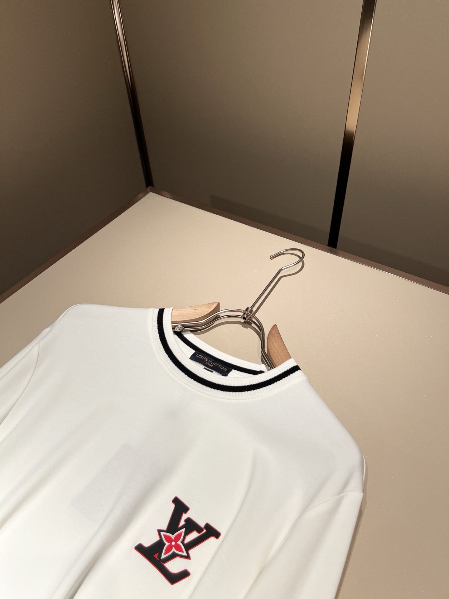 LouisVuitt*路易*登 2025秋冬新款男士长袖打底衫，非常时髦前卫logo徽章修饰！区别于以往