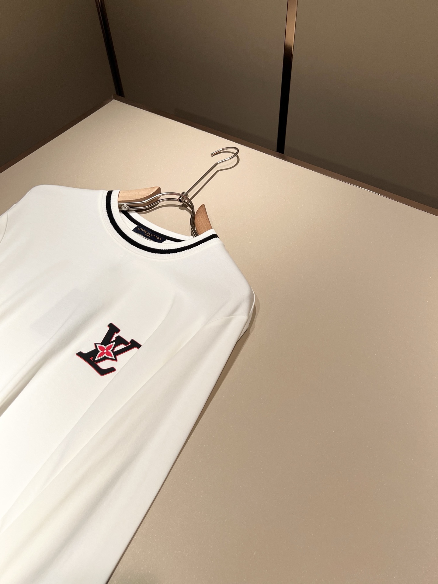 LouisVuitt*路易*登 2025秋冬新款男士长袖打底衫，非常时髦前卫logo徽章修饰！区别于以往