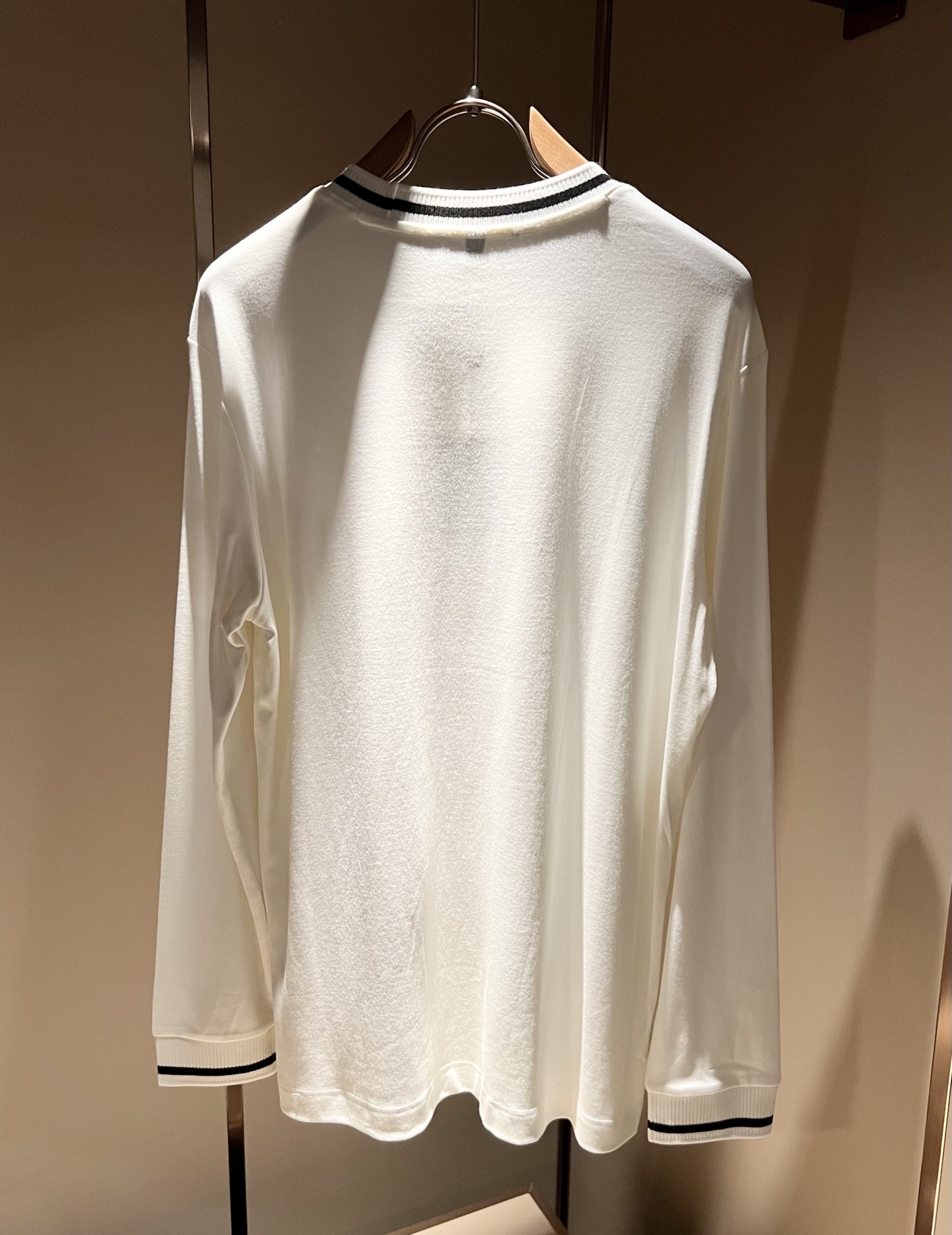 LouisVuitt*路易*登 2025秋冬新款男士长袖打底衫，非常时髦前卫logo徽章修饰！区别于以往