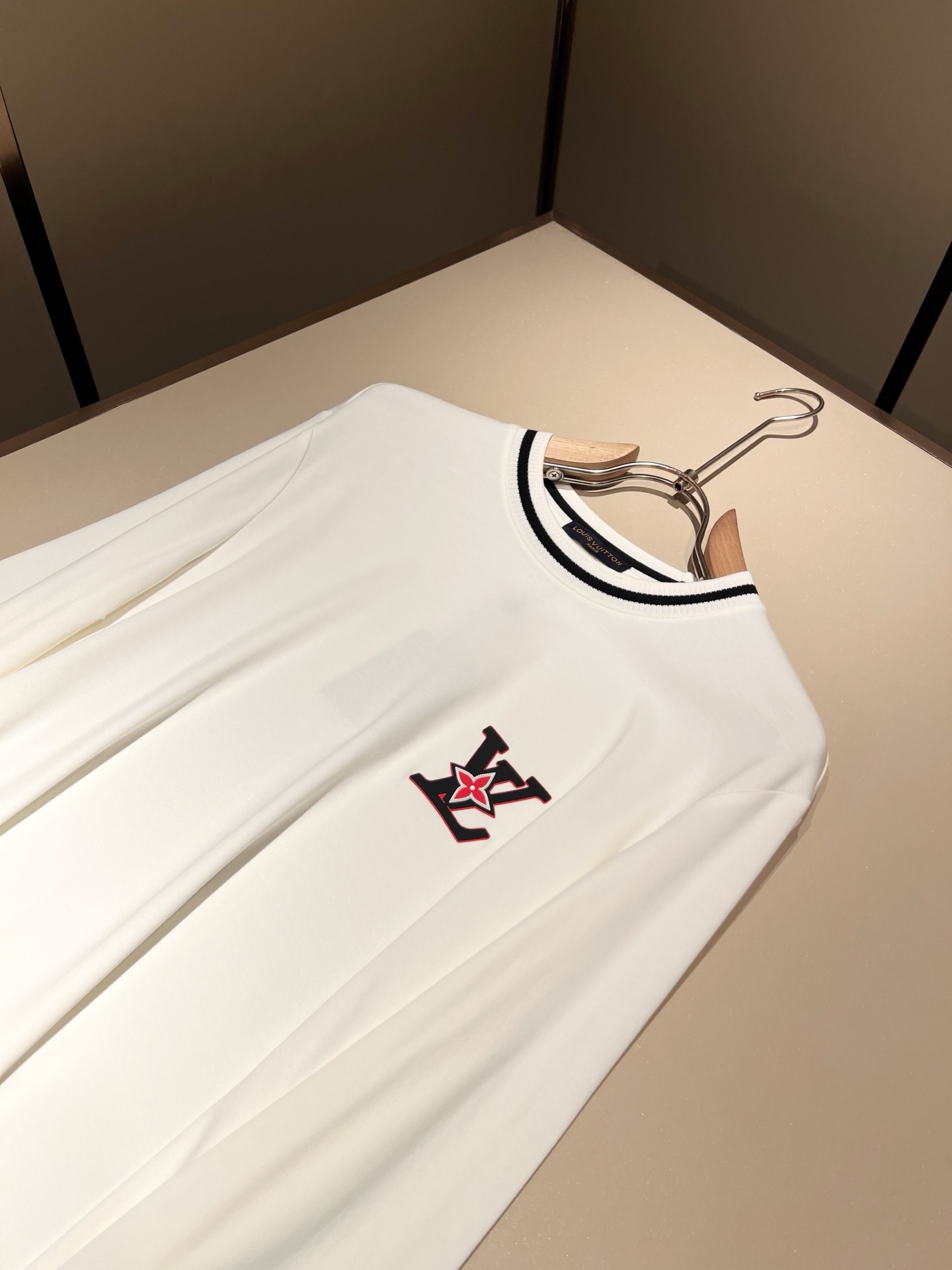 LouisVuitt*路易*登 2025秋冬新款男士长袖打底衫，非常时髦前卫logo徽章修饰！区别于以往