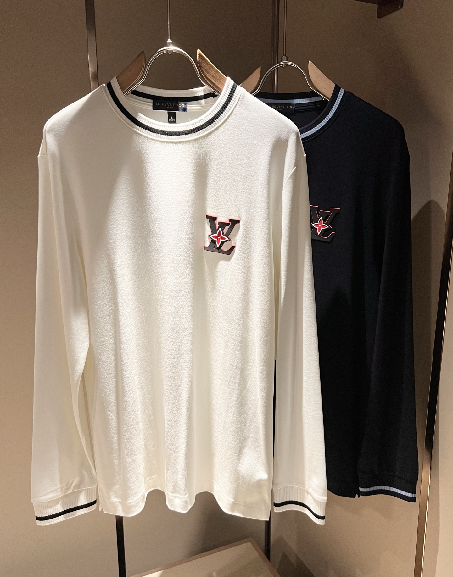 NO:608252,LouisVuitt* Louis*den 2025 new autumn and winter men's long-sleeved bottoming shirt, very fashionable and avant-garde logo badge decoration!  It is different from the past and declares the design concept that the brand has inherited for many years!  Its eye-catching appeal is no less than any classic style, perfectly presenting the sense of fashion, high-end and luxury to the world!  Made from carefully selected high-quality pure cotton fabrics, it feels soft, waxy, and delicate against the skin. The actual product will definitely exceed your imagination, and it will be used to the extreme!  Size M-3XL,,louis vuitton,louis vuitton,alexander wang19860909LouisVuitt*路易*登 2025秋冬新款男士长袖打底衫,非常时髦前卫logo徽章修饰！区别于以往的不同,宣示品牌传承多年的设计理念！其吸睛度完全不亚于任何经典款式,将时髦高级感与奢华感完美呈现在世人眼前！精选优质纯棉面料,触感软糯亲肤细腻,实物到手绝对超乎你的想象,发挥到了极致！尺码M-3XL,,louis vuitton,louis vuitton,alexander wang,Men's clothing