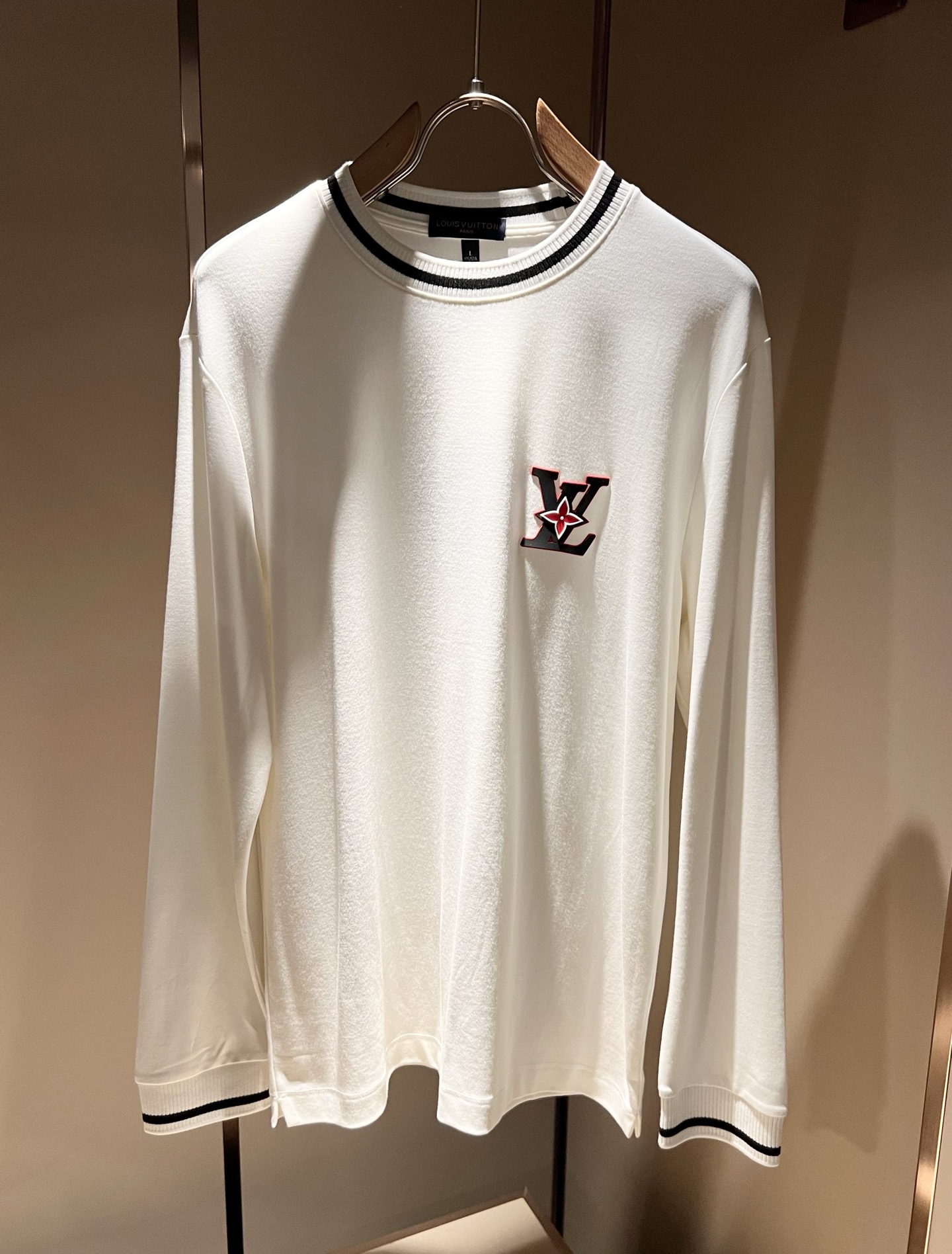 LouisVuitt*路易*登 2025秋冬新款男士长袖打底衫，非常时髦前卫logo徽章修饰！区别于以往