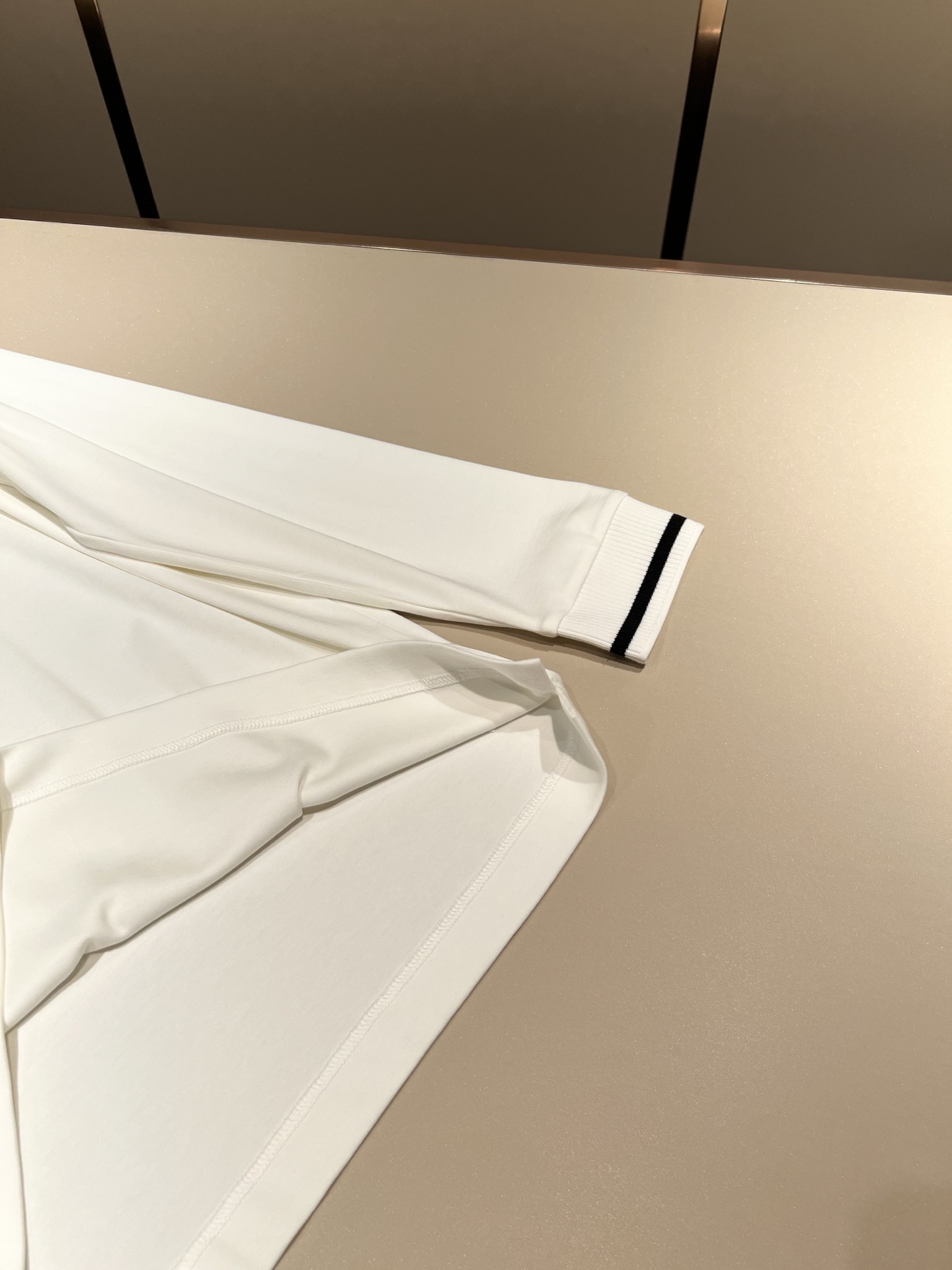 LouisVuitt*路易*登 2025秋冬新款男士长袖打底衫，非常时髦前卫logo徽章修饰！区别于以往