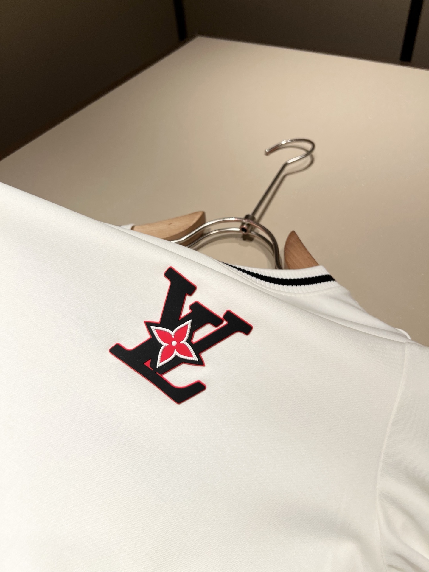 LouisVuitt*路易*登 2025秋冬新款男士长袖打底衫，非常时髦前卫logo徽章修饰！区别于以往