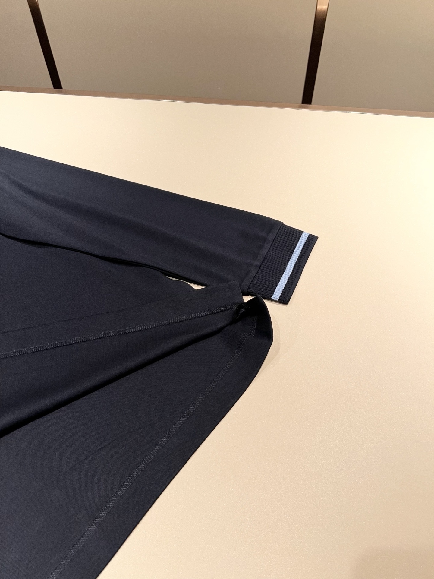 LouisVuitt*路易*登 2025秋冬新款男士长袖打底衫，非常时髦前卫logo徽章修饰！区别于以往