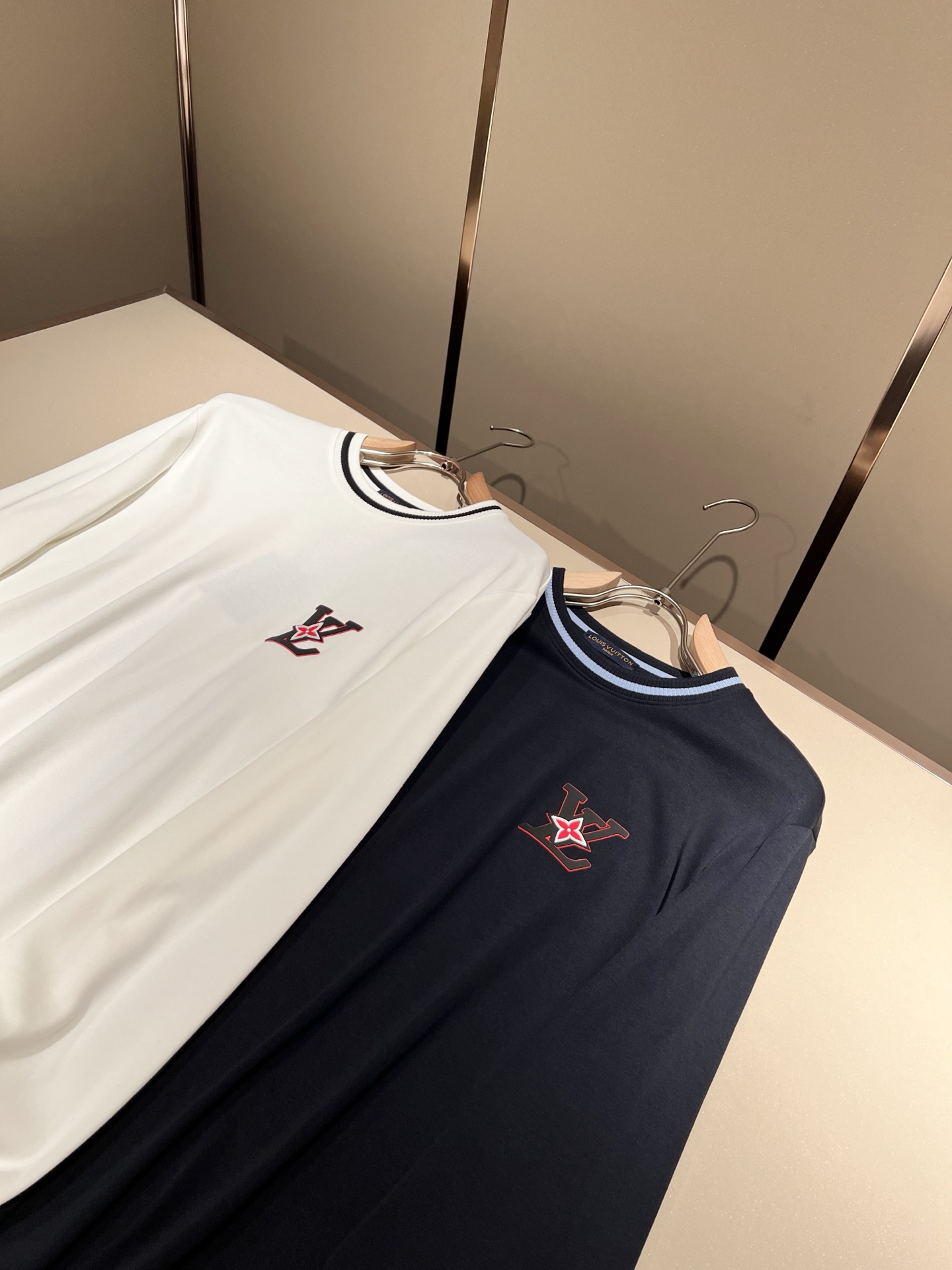 LouisVuitt*路易*登 2025秋冬新款男士长袖打底衫，非常时髦前卫logo徽章修饰！区别于以往
