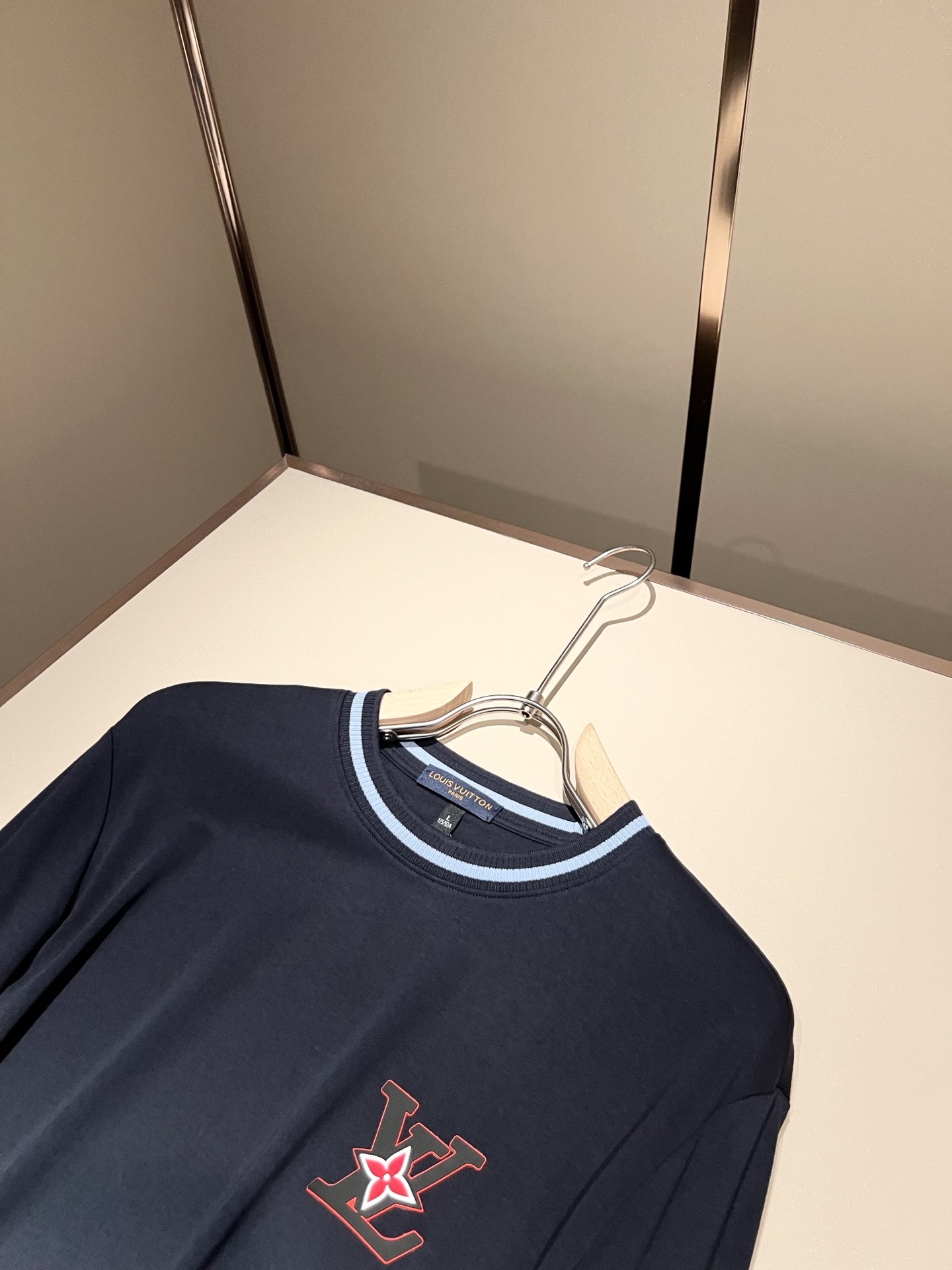 LouisVuitt*路易*登 2025秋冬新款男士长袖打底衫，非常时髦前卫logo徽章修饰！区别于以往