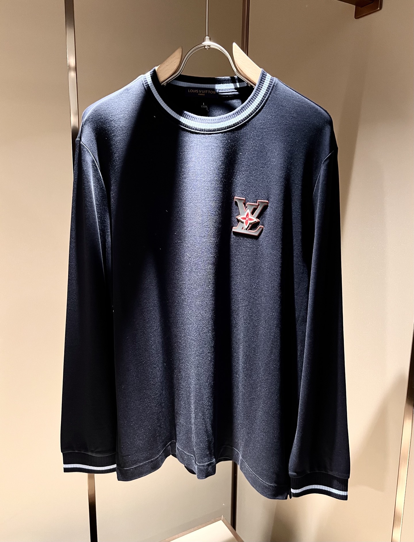 LouisVuitt*路易*登 2025秋冬新款男士长袖打底衫，非常时髦前卫logo徽章修饰！区别于以往
