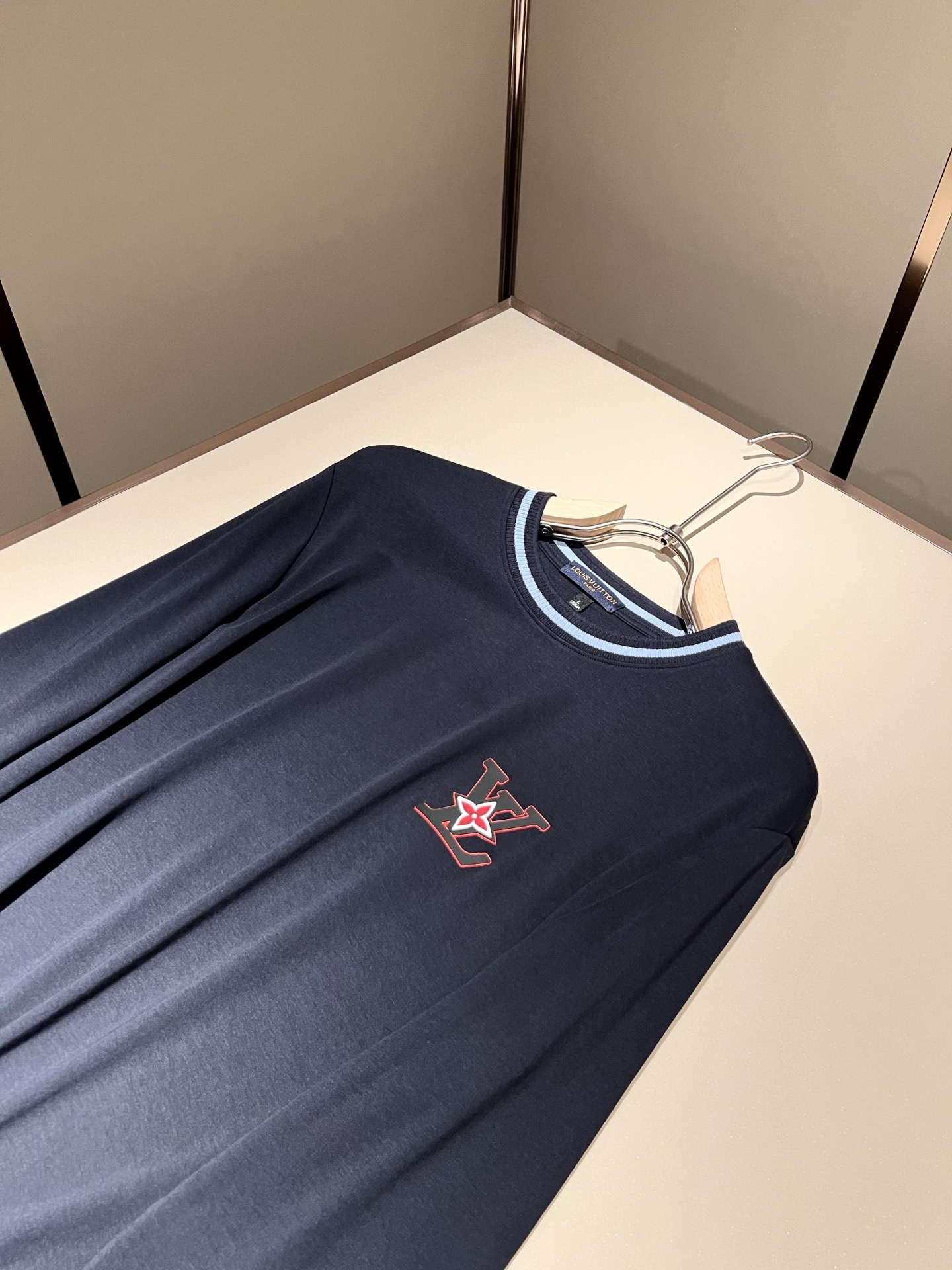 LouisVuitt*路易*登 2025秋冬新款男士长袖打底衫，非常时髦前卫logo徽章修饰！区别于以往