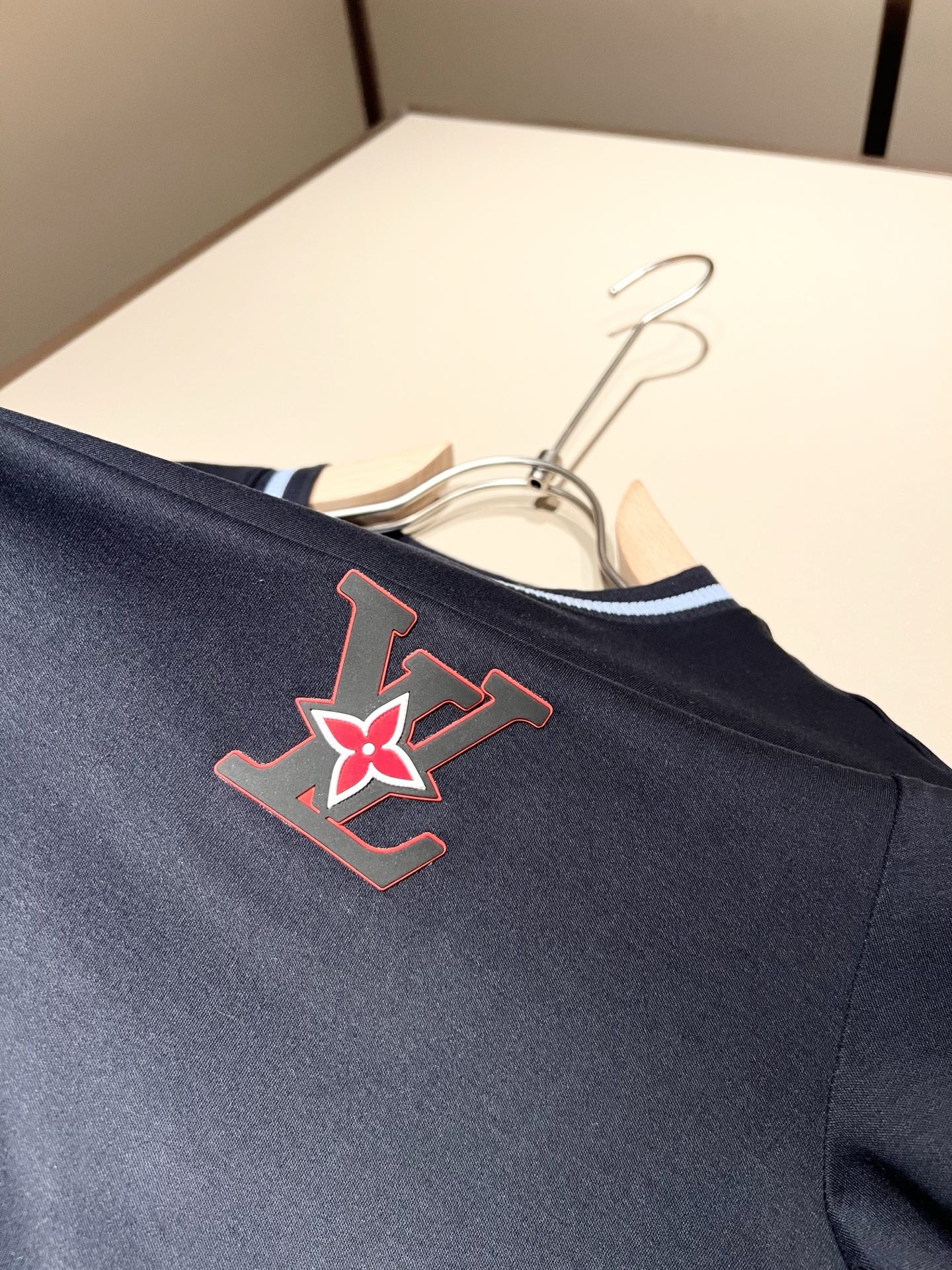 LouisVuitt*路易*登 2025秋冬新款男士长袖打底衫，非常时髦前卫logo徽章修饰！区别于以往