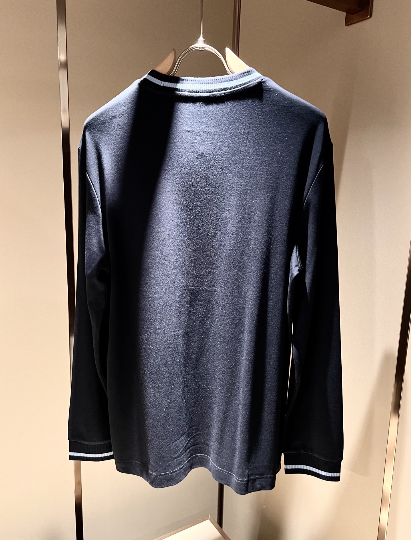 LouisVuitt*路易*登 2025秋冬新款男士长袖打底衫，非常时髦前卫logo徽章修饰！区别于以往