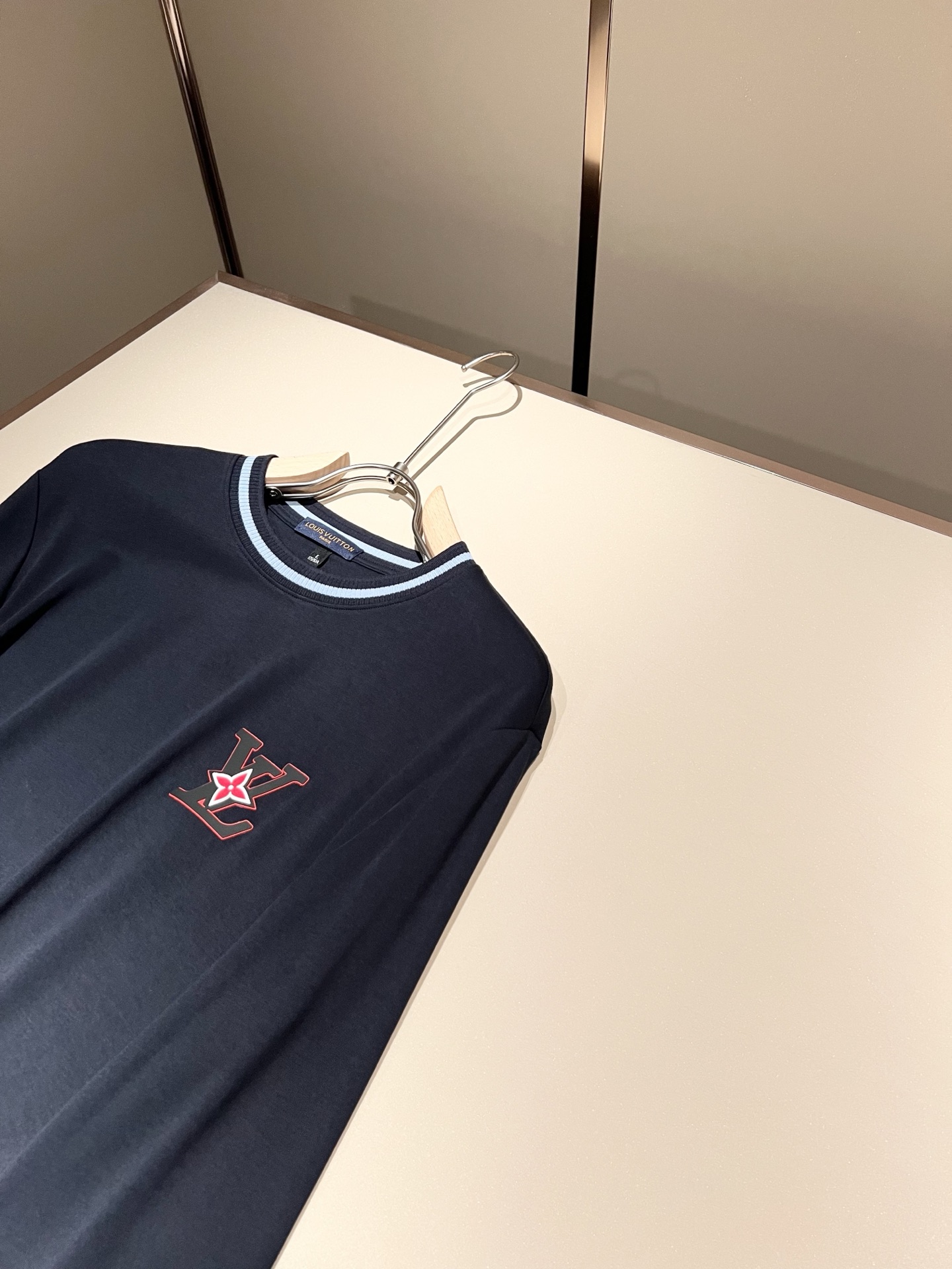 LouisVuitt*路易*登 2025秋冬新款男士长袖打底衫，非常时髦前卫logo徽章修饰！区别于以往