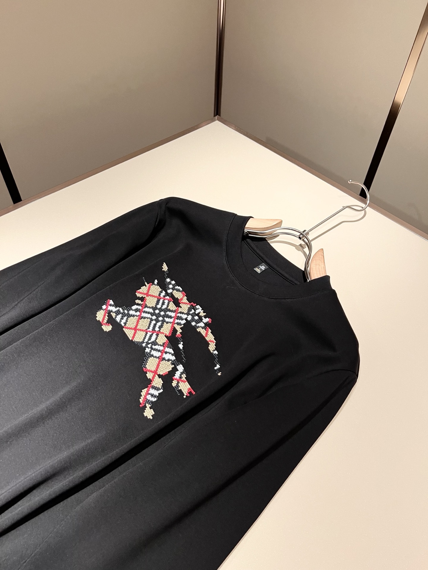 Bur*erry 巴*莉 2025秋冬新款男士长袖打底，品牌最新设计元素！既不单调也不复杂,恰到好处的展