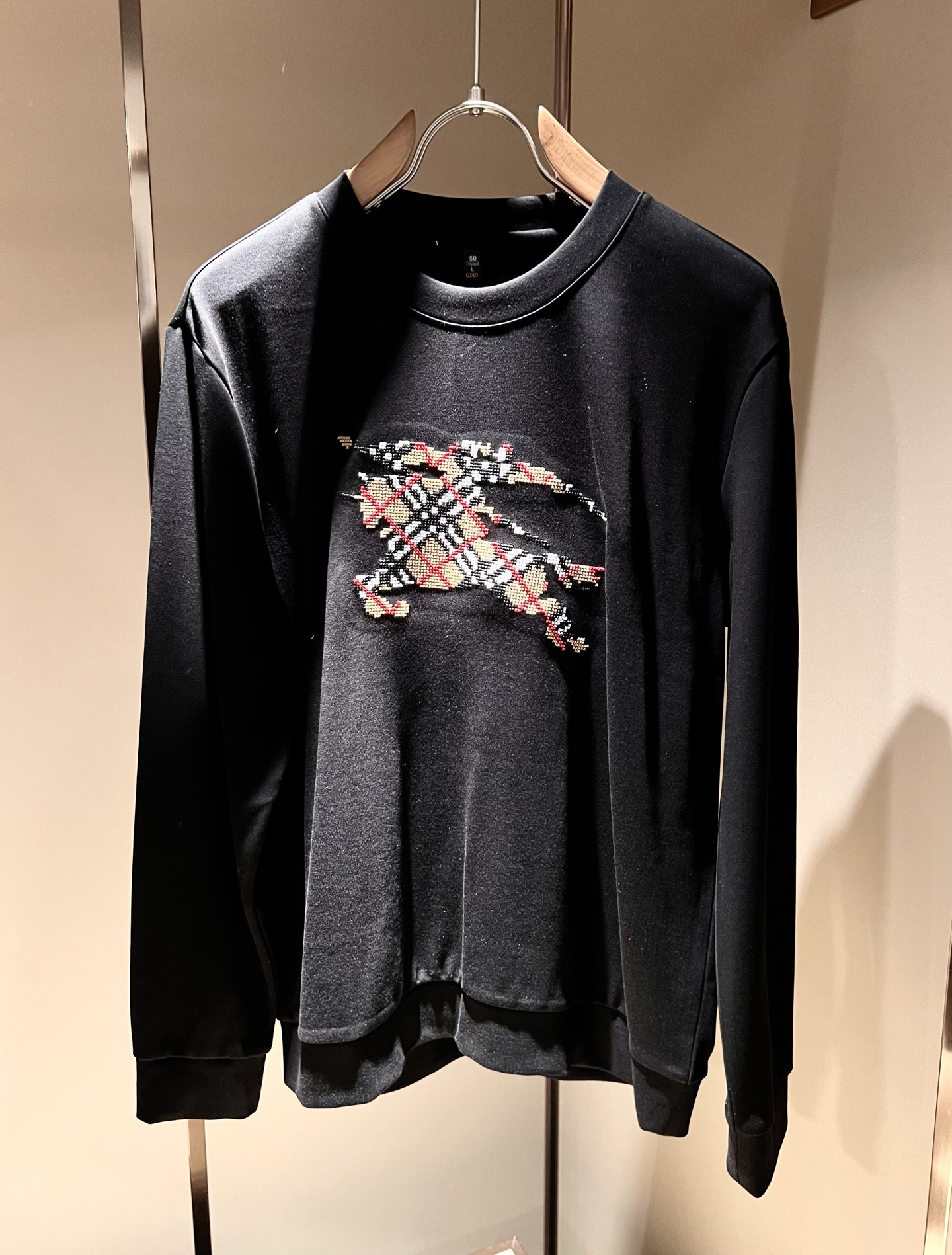 Bur*erry 巴*莉 2025秋冬新款男士长袖打底，品牌最新设计元素！既不单调也不复杂,恰到好处的展