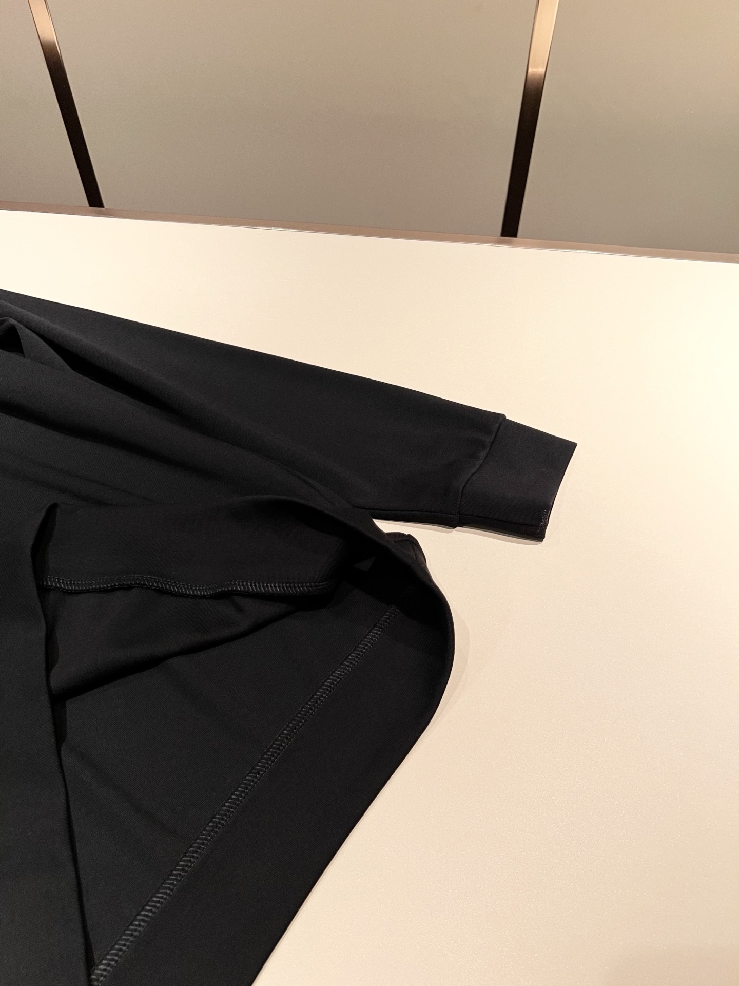 Bur*erry 巴*莉 2025秋冬新款男士长袖打底，品牌最新设计元素！既不单调也不复杂,恰到好处的展