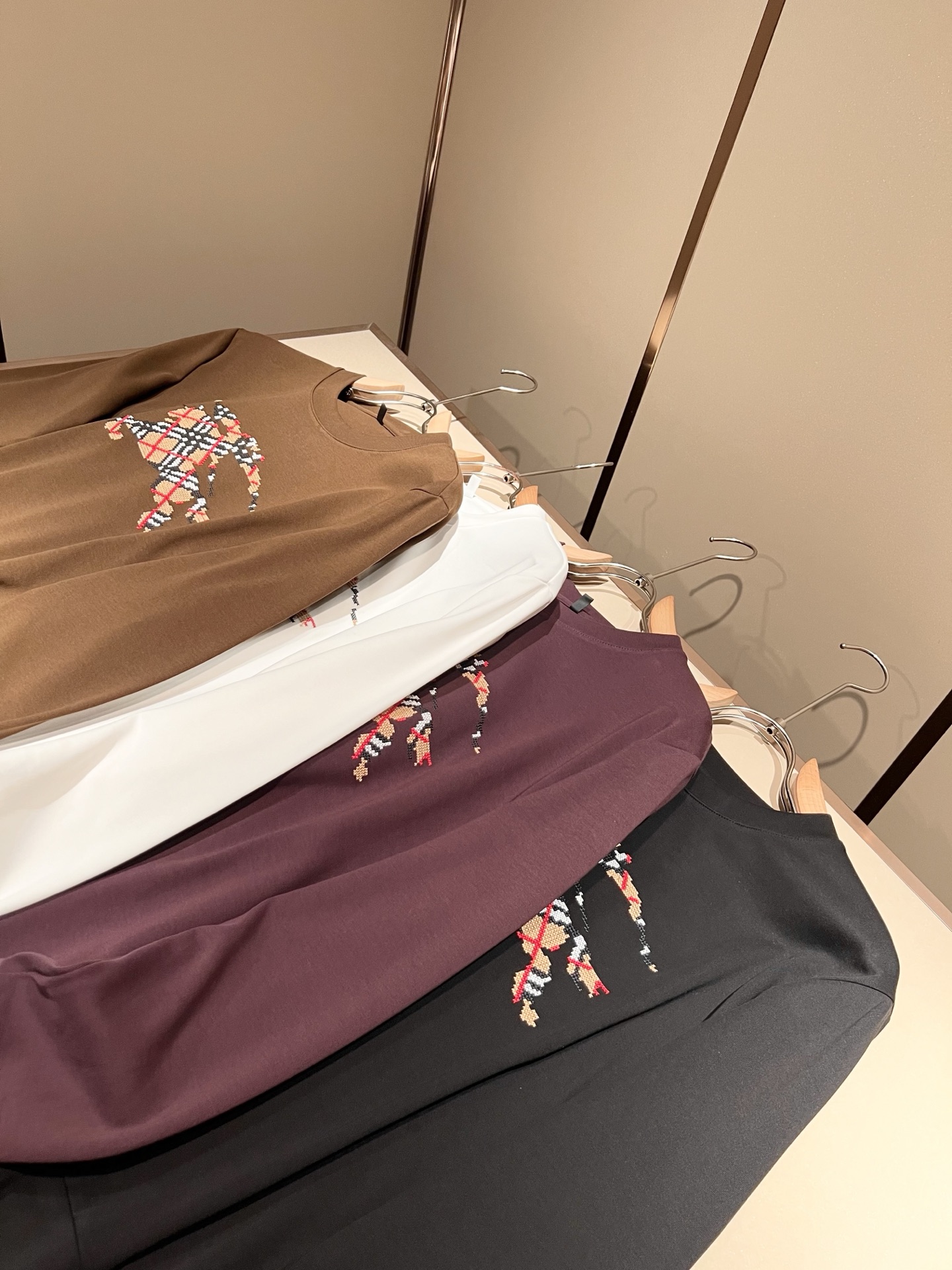 Bur*erry 巴*莉 2025秋冬新款男士长袖打底，品牌最新设计元素！既不单调也不复杂,恰到好处的展