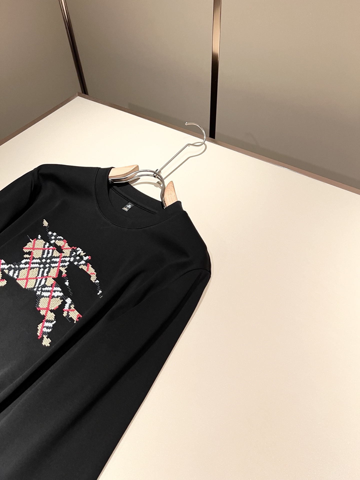 Bur*erry 巴*莉 2025秋冬新款男士长袖打底，品牌最新设计元素！既不单调也不复杂,恰到好处的展