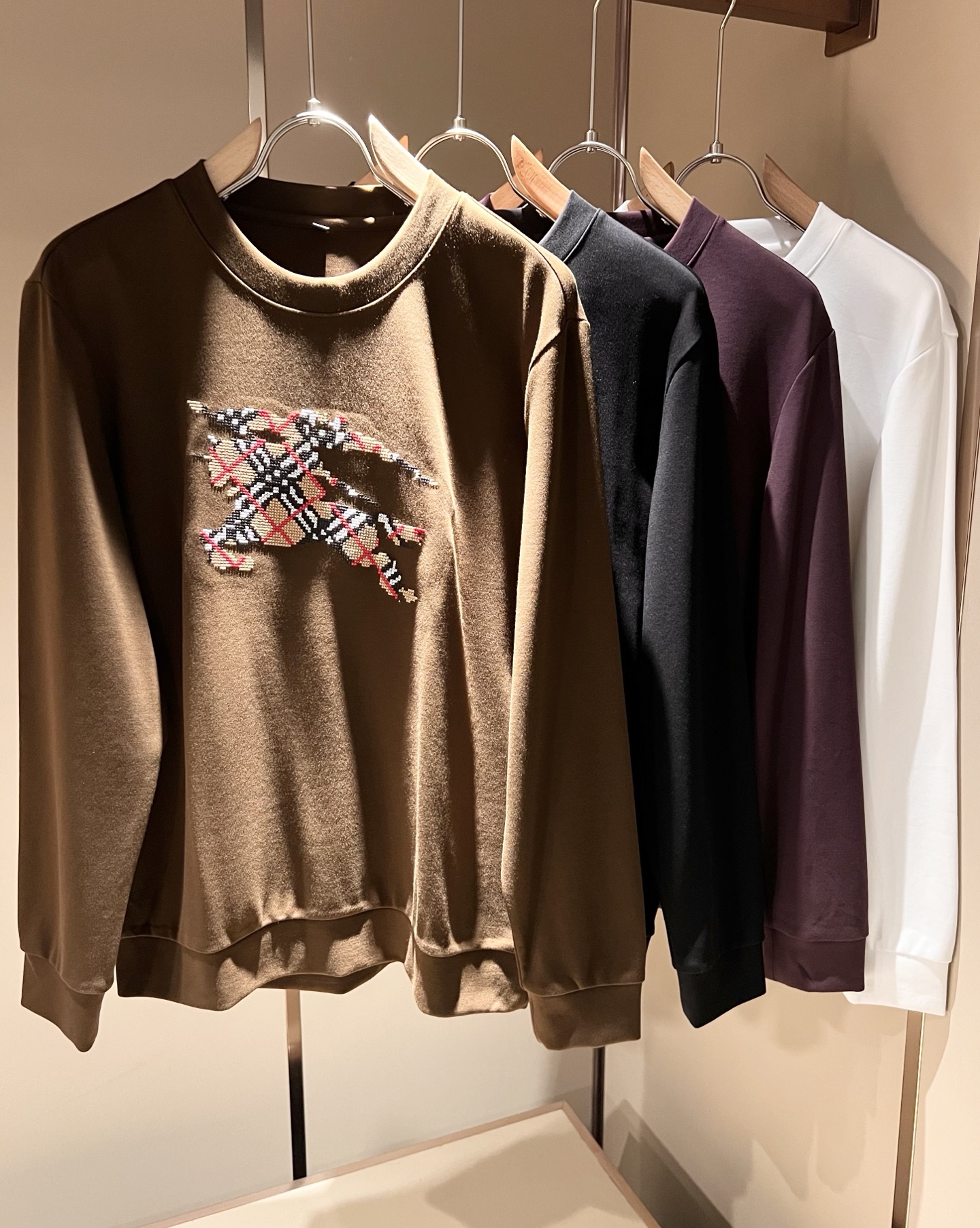 NO:608260,Bur*erry 2025 autumn and winter new men's long-sleeved base layer, the brand's latest design elements!  It’s neither monotonous nor complicated, just the right amount to show off your taste!  Customer-supplied top-quality logo embroidery fabrics!  Comfortable, sweat-absorbent and breathable are no problem, customized original baby velvet cotton fabric!  The unique sense of luxury presents a simple and elegant temperament!  Logo embroidery design on the chest!  Full three-dimensional! Standard cutting design!  Every detail is in sync with high-end fashion. Sizes: M-4XL, burberry, alexander wang19860909Bur*erry 巴*莉 2025秋冬新款男士长袖打底,品牌最新设计元素！既不单调也不复杂,恰到好处的展现品味！客供顶级logo刺绣面料！舒适吸汗透气根本不在话下,定制原版婴儿绒棉面料！独具的高奢感呈现简约优雅气质！胸前logo刺绣设计！饱满立体!标准裁剪设计！每一处细节都是与高端时尚同步的体现.尺码:M-4XL,,burberry,alexander wang,Men's clothing