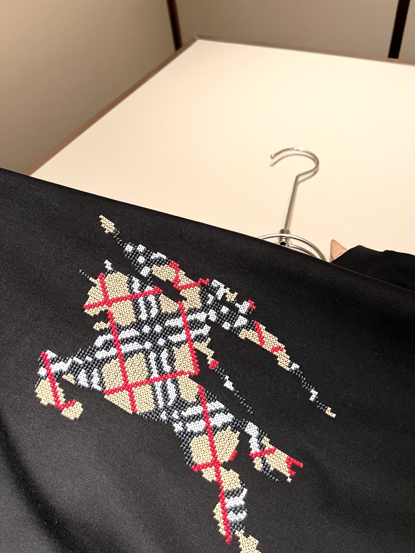 Bur*erry 巴*莉 2025秋冬新款男士长袖打底，品牌最新设计元素！既不单调也不复杂,恰到好处的展