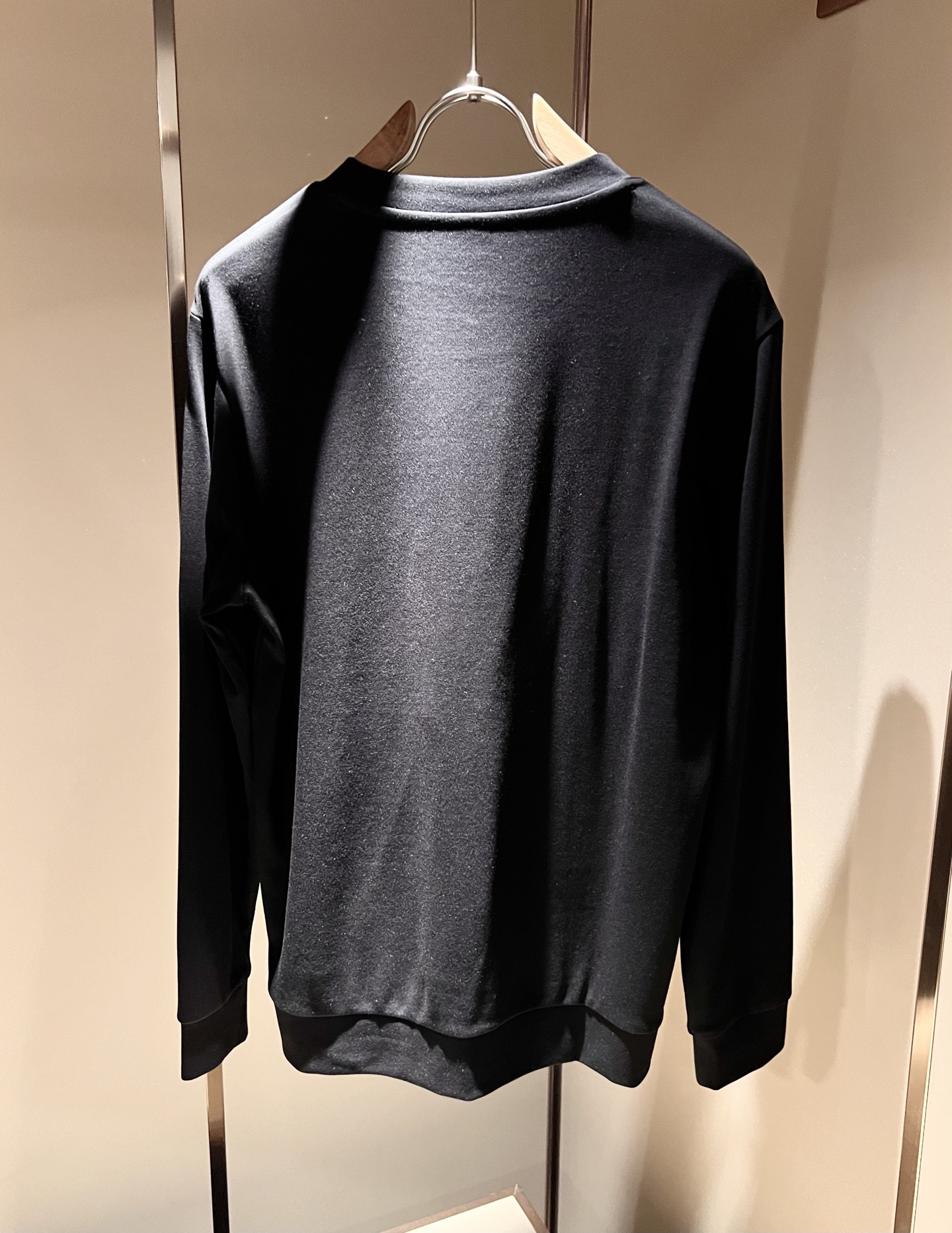 Bur*erry 巴*莉 2025秋冬新款男士长袖打底，品牌最新设计元素！既不单调也不复杂,恰到好处的展