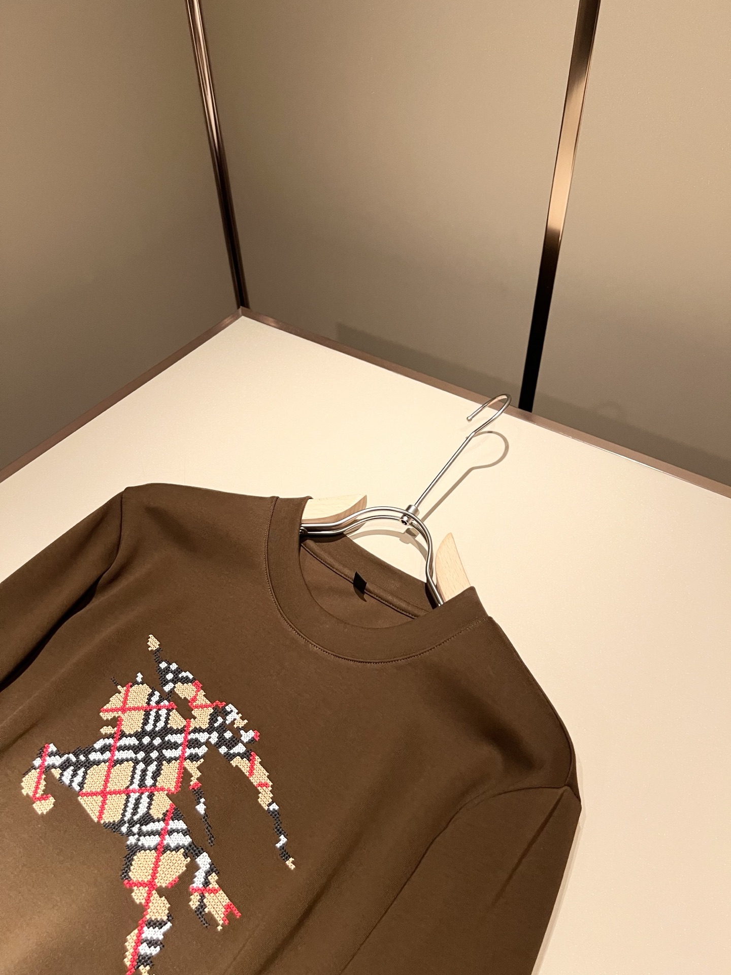 Bur*erry 巴*莉 2025秋冬新款男士长袖打底，品牌最新设计元素！既不单调也不复杂,恰到好处的展