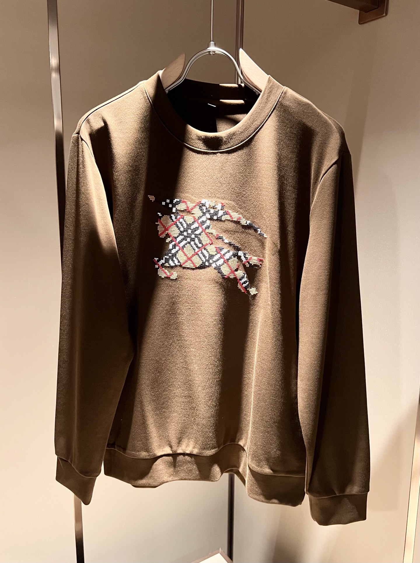 Bur*erry 巴*莉 2025秋冬新款男士长袖打底，品牌最新设计元素！既不单调也不复杂,恰到好处的展