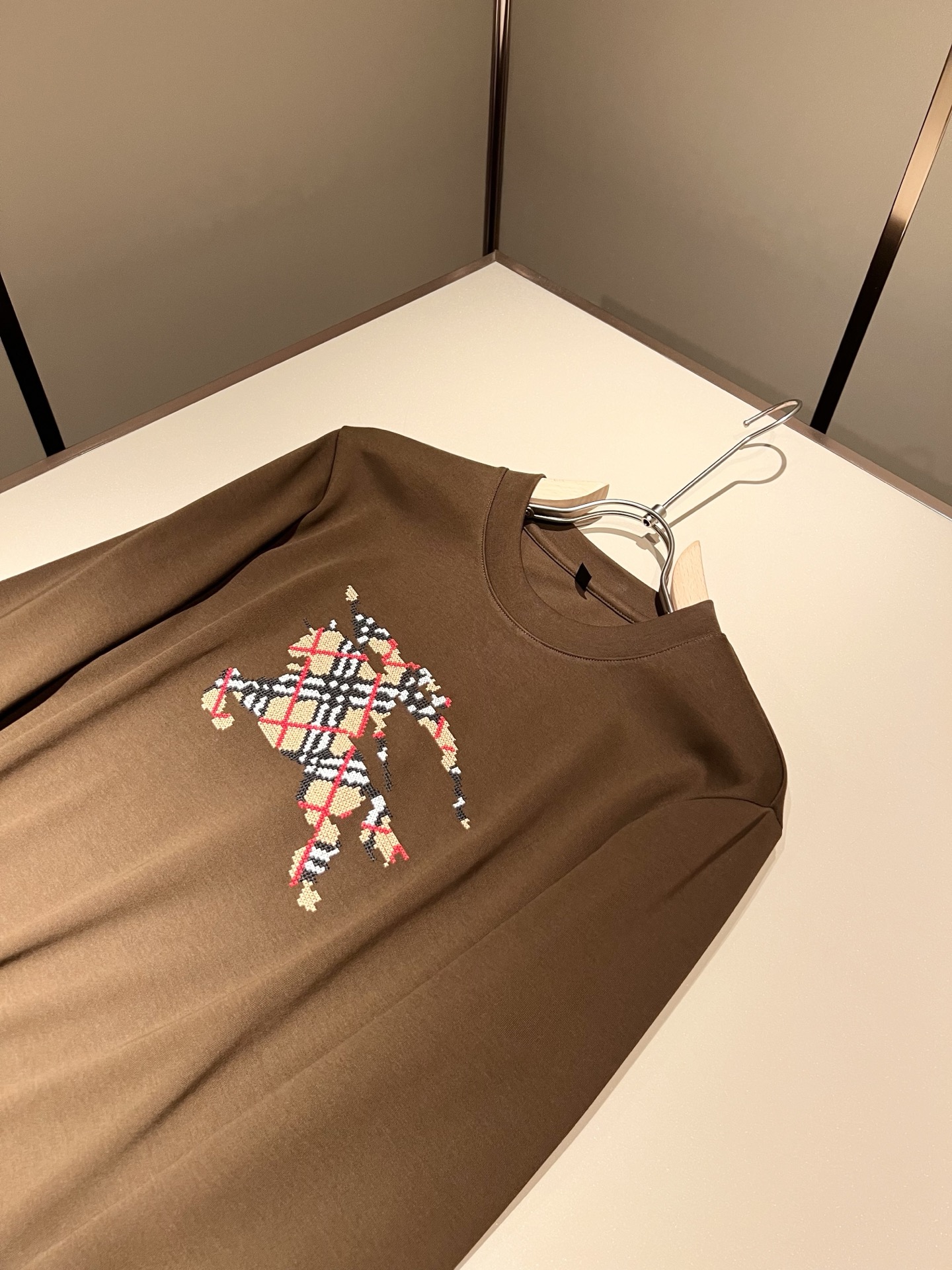 Bur*erry 巴*莉 2025秋冬新款男士长袖打底，品牌最新设计元素！既不单调也不复杂,恰到好处的展