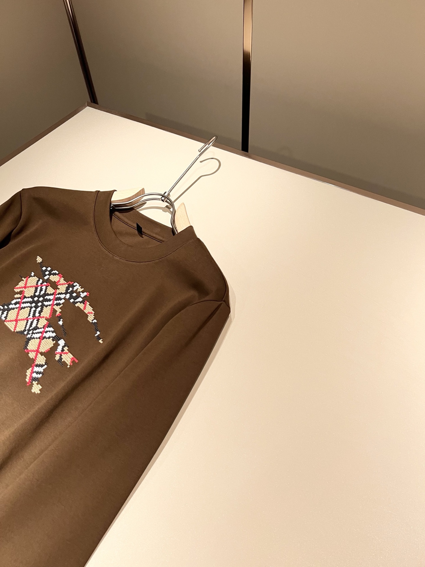 Bur*erry 巴*莉 2025秋冬新款男士长袖打底，品牌最新设计元素！既不单调也不复杂,恰到好处的展