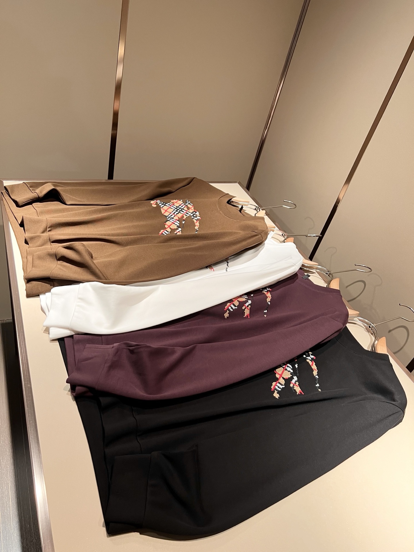 Bur*erry 巴*莉 2025秋冬新款男士长袖打底，品牌最新设计元素！既不单调也不复杂,恰到好处的展