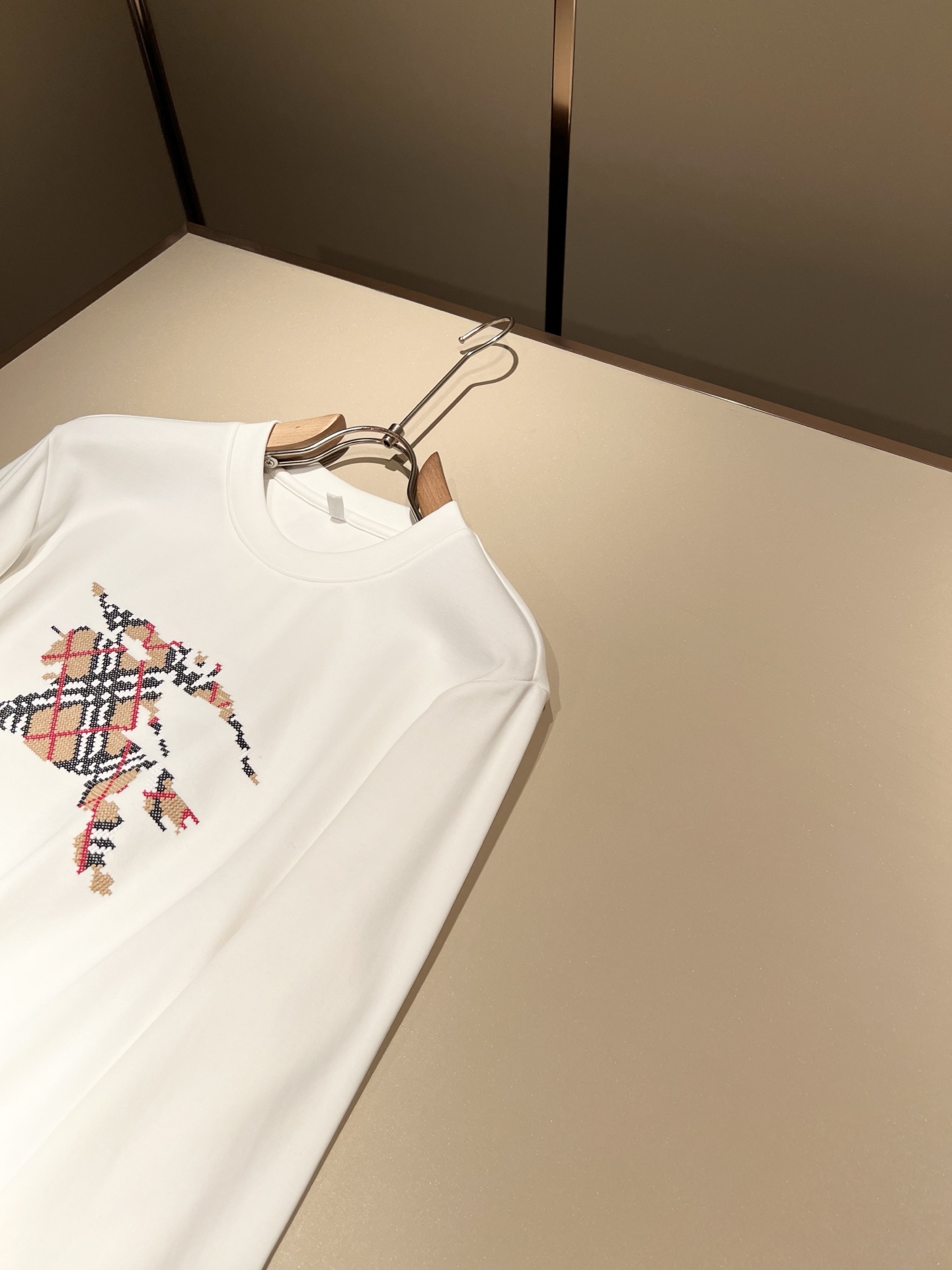 Bur*erry 巴*莉 2025秋冬新款男士长袖打底，品牌最新设计元素！既不单调也不复杂,恰到好处的展